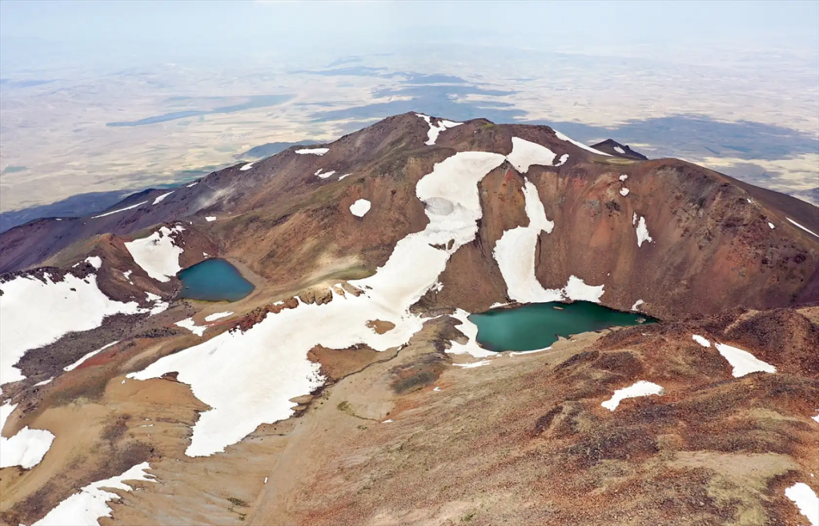 Süphan Dağı'nın zirvesindeki krater gölleri dağcıları büyülüyor