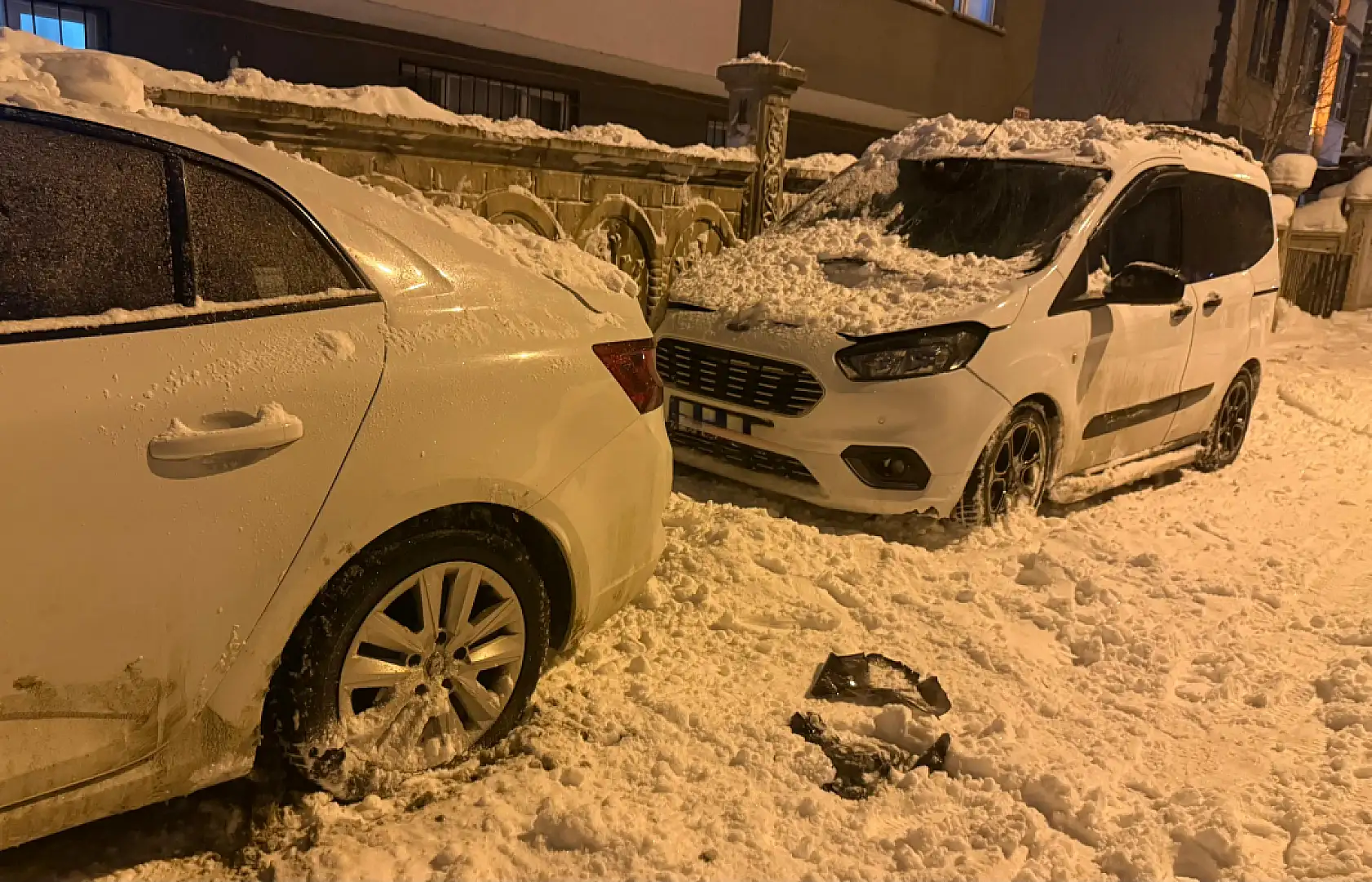 Ağrı'da çatılardan düşen kar araçları vurdu
