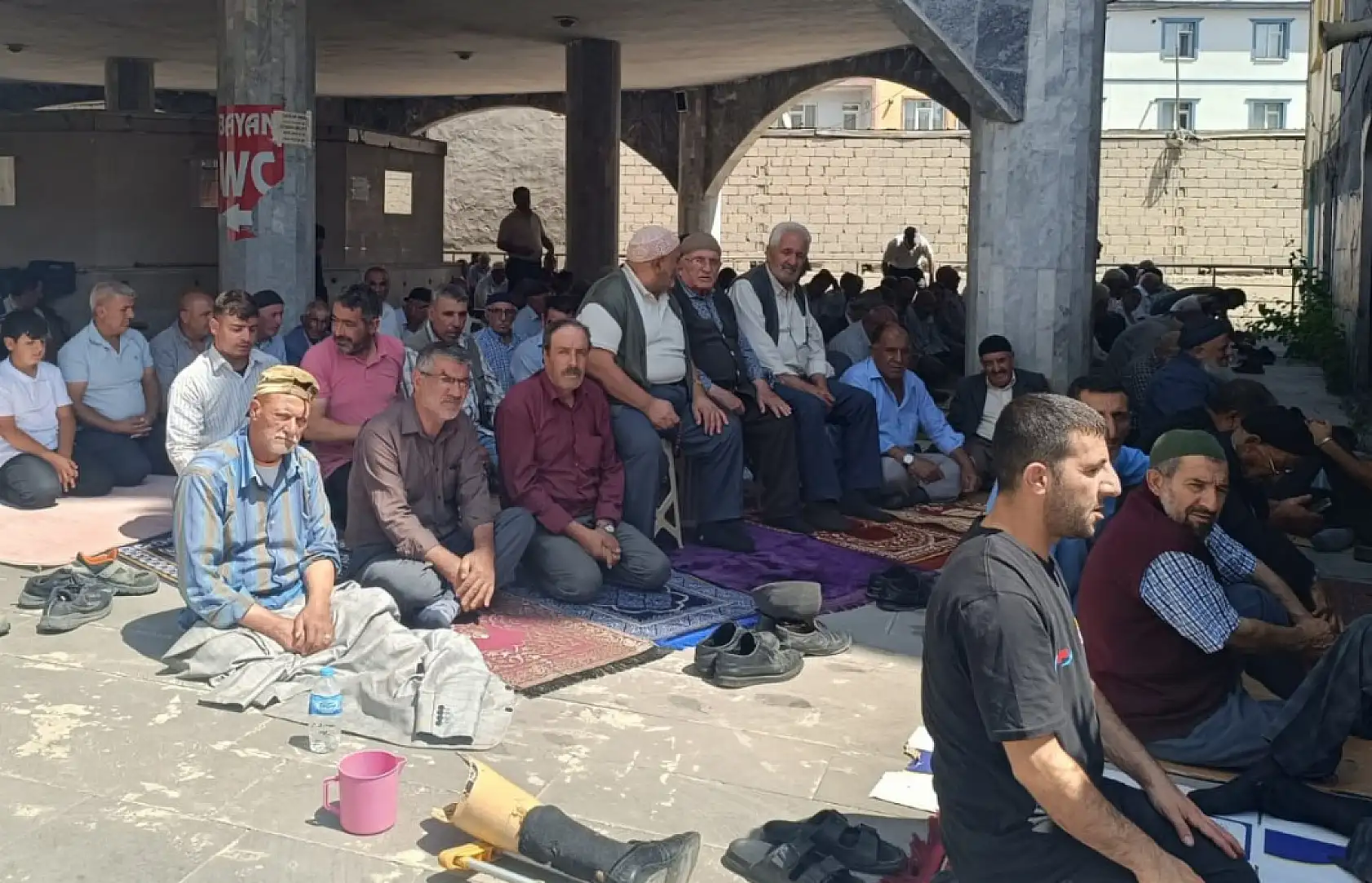 Ağrı'da sıcak havaya rağmen cemaat, dış mekânda ibadet etti