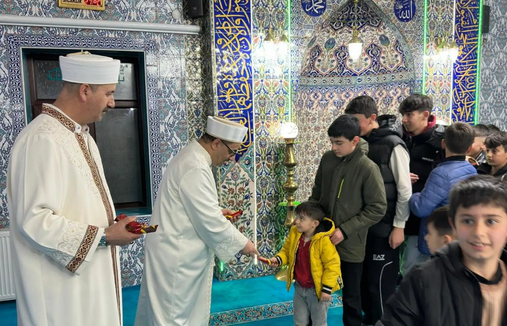 Caminin minik misafirlerine Ramazan sürprizi