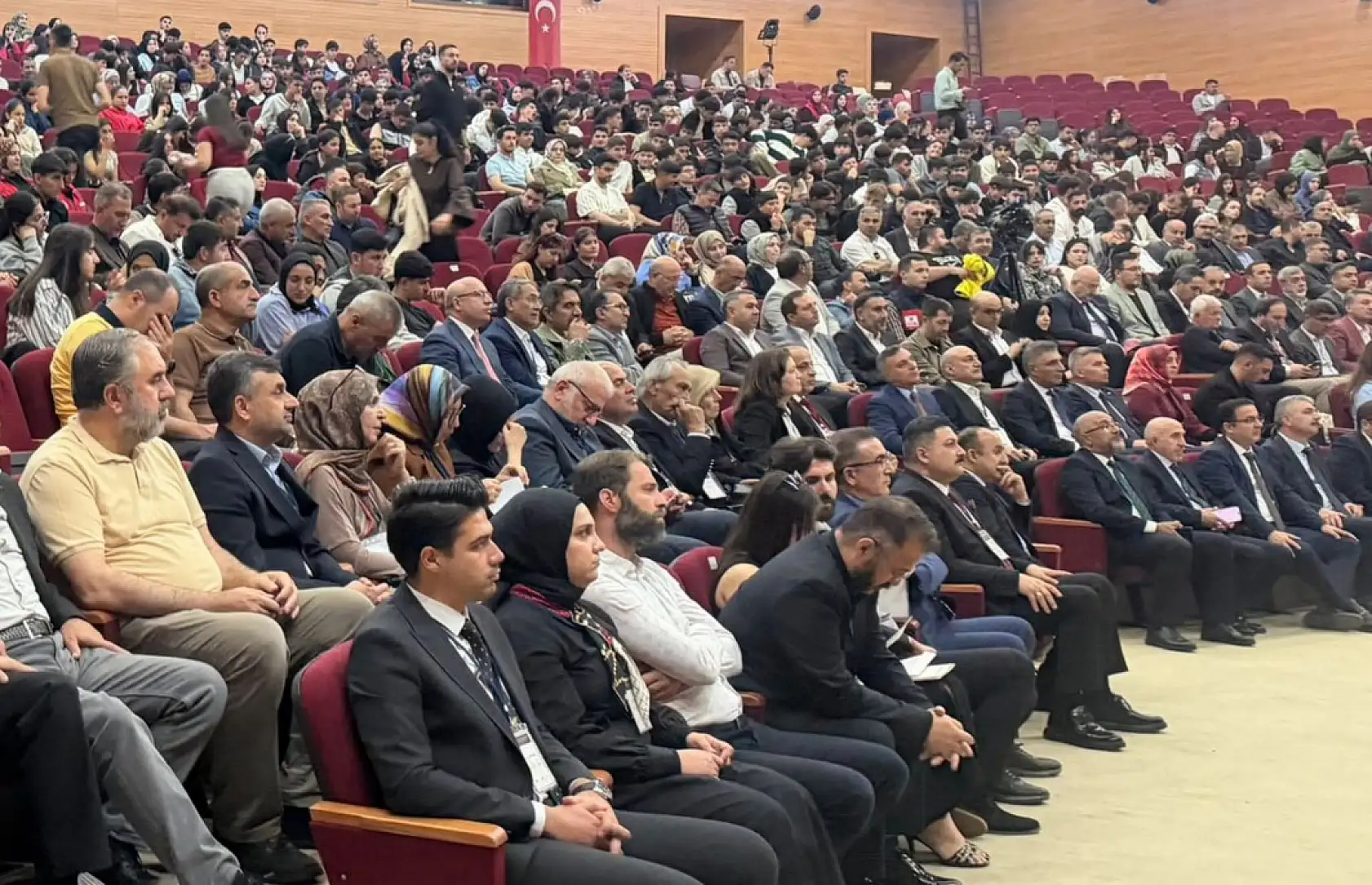 Ağrı'da gazete satarak başladığı yolculukta profesör oldu