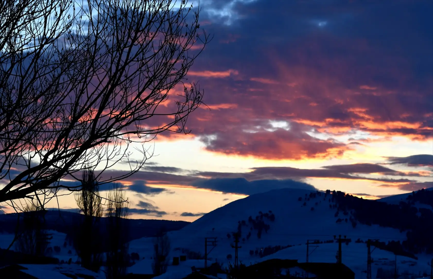 Sarıkamış'ta karlar üstünde gün batımı tabloya dönüştü