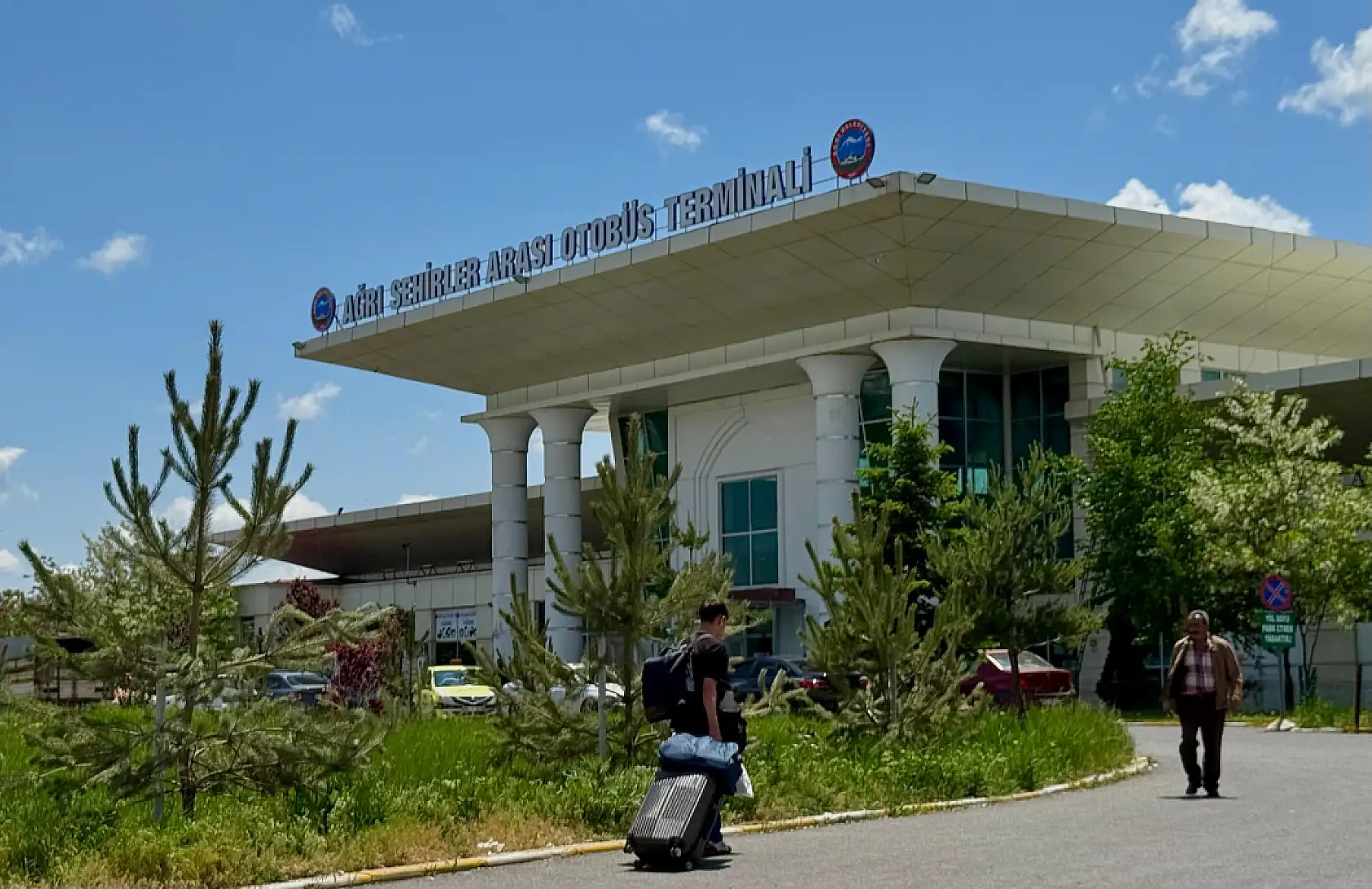 Ağrı otogarında bayram yoğunluğu: Şeker ve güler yüz eksik olmadı