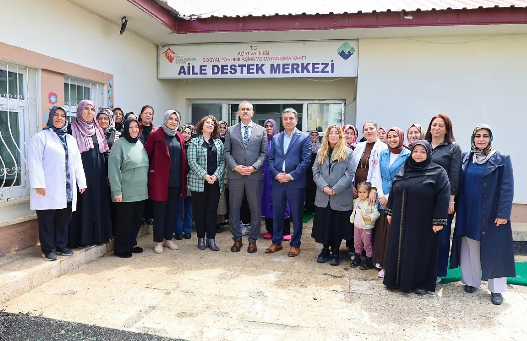Vali Bozkurt  eşi Betül Bozkurt ile birlikte Aile Destek Merkezlerini ziyaret etti