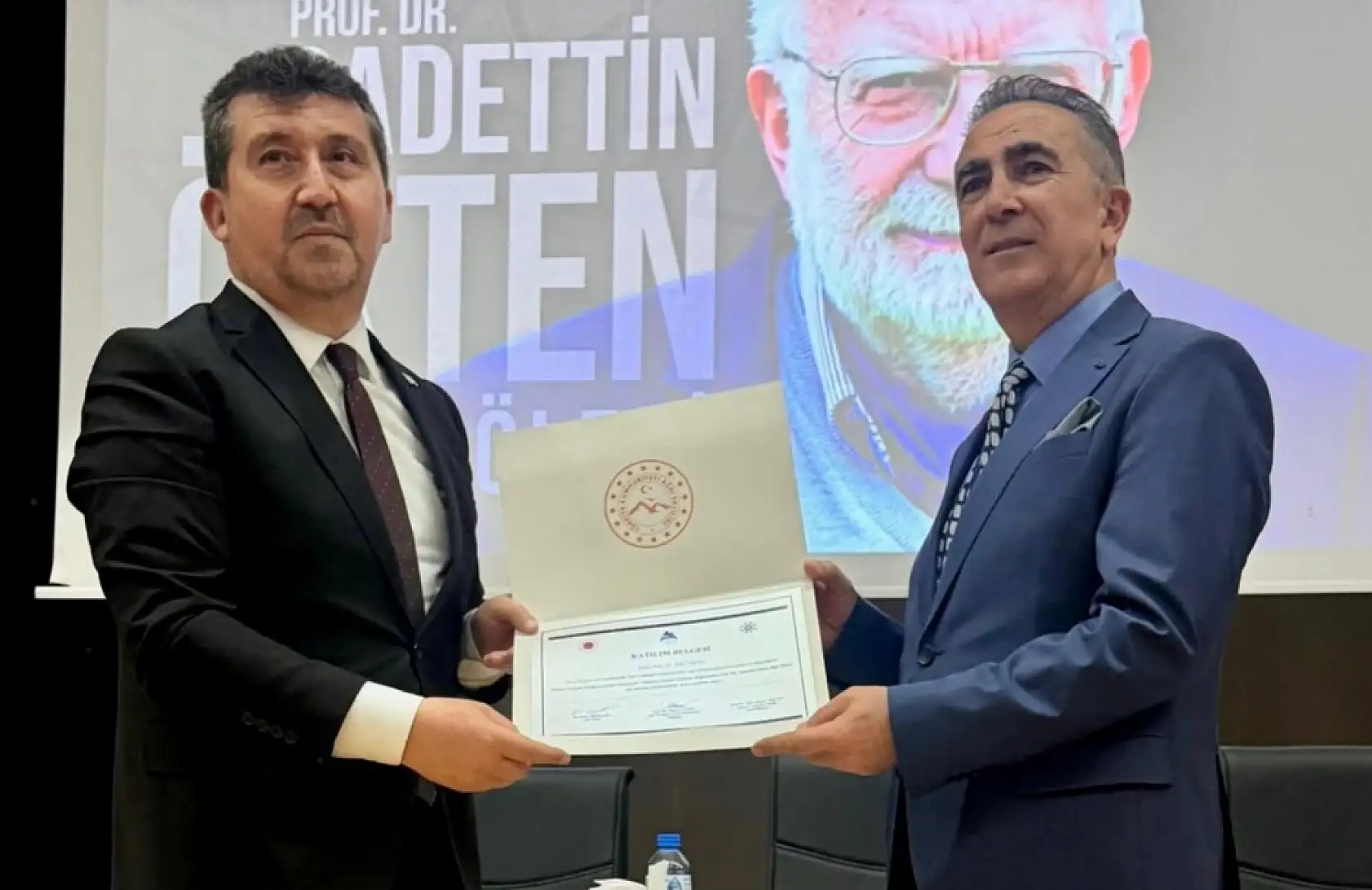 Ağrı'da gazete satarak başladığı yolculukta profesör oldu
