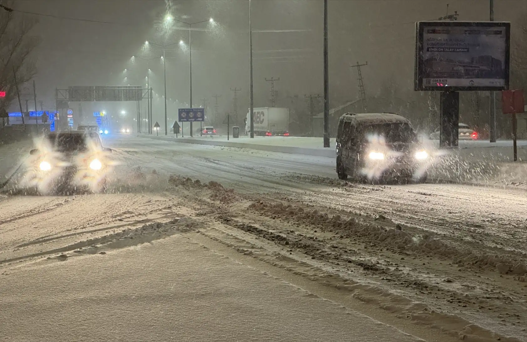 Ağrı'da kar ve tipi ulaşımı zorlaştırıyor