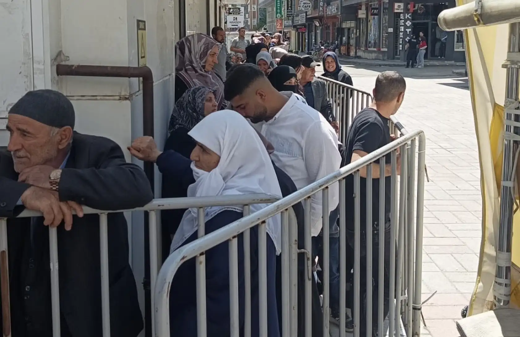 Ağrı Halkbank yoğunluğu azaltmak için hafta sonu da hizmet veriyor