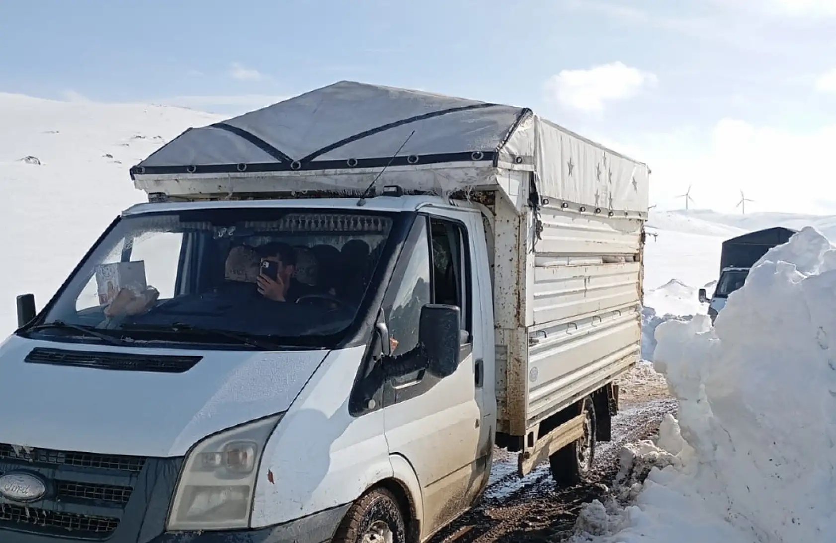 Ağrı'da köylüler metrelerce karı aşarak hayvanları için yollara düştüler