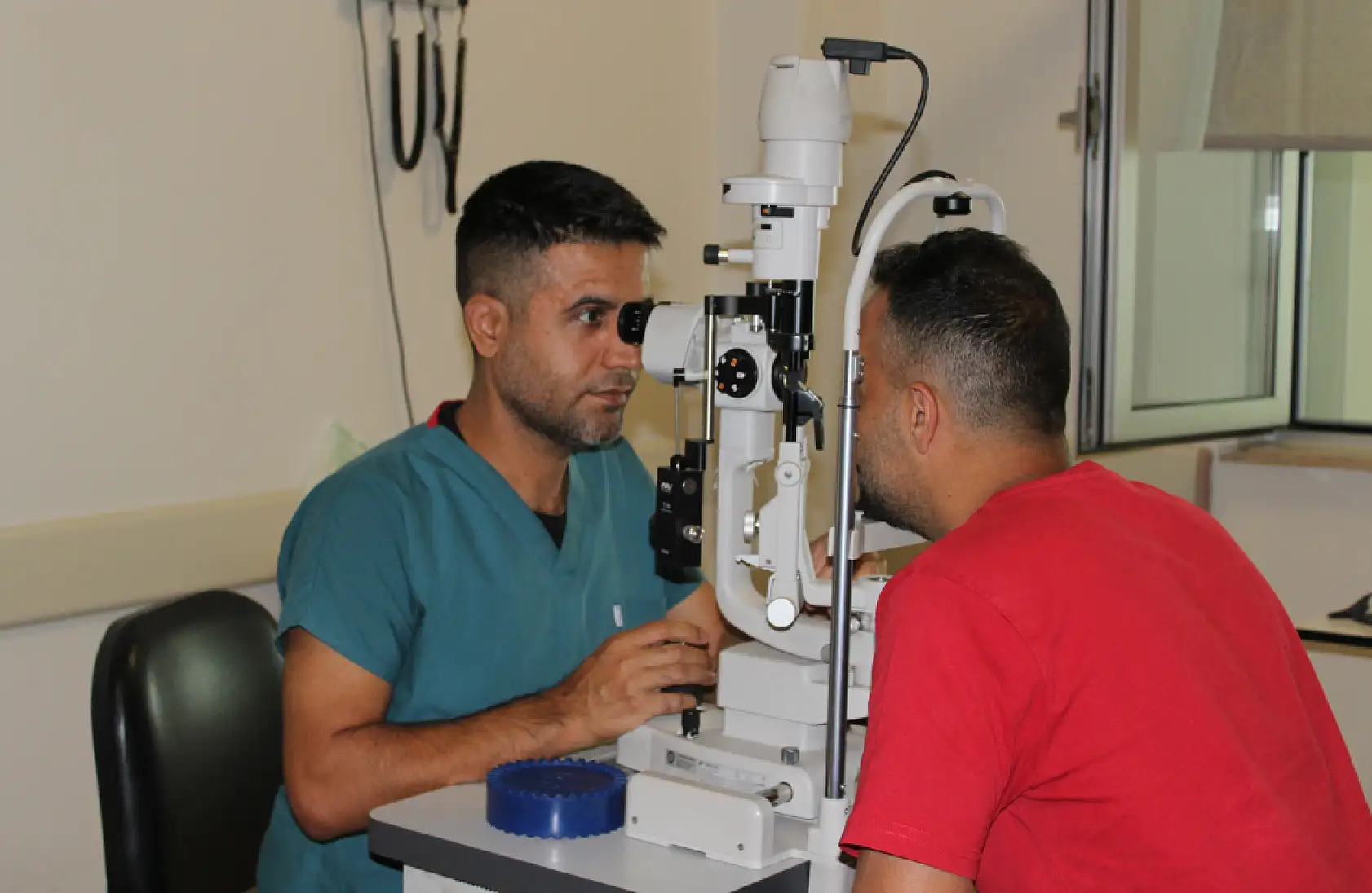 Ağrı'da uzmandan kritik uyarı: Sahte güneş gözlükleri kalıcı göz hasarına yol açabilir!