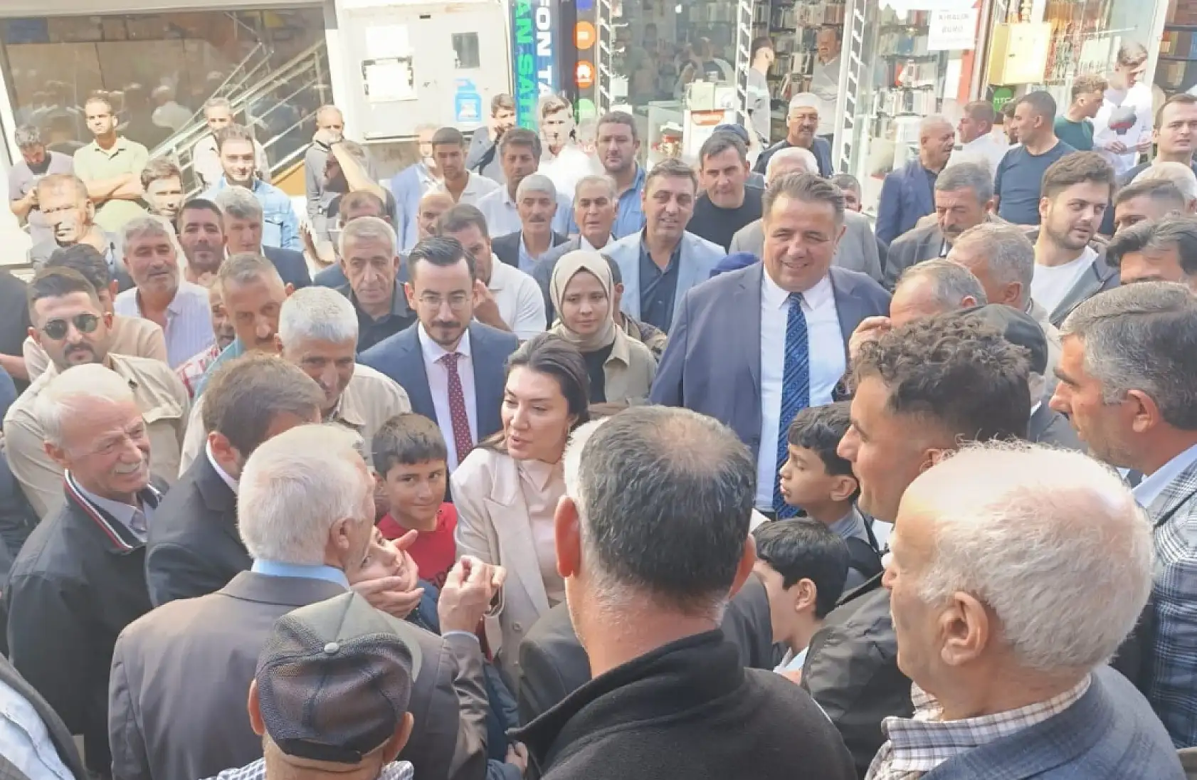 Ağrı'da Bakan Yerlikaya'ya çocuklardan sevgi seli