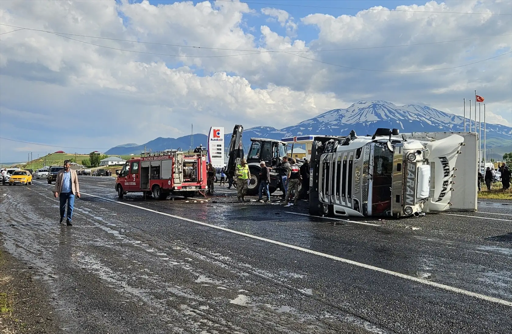 Patnos'ta can pazarı: Tır motosikletin üzerine devrildi, 1 ölü