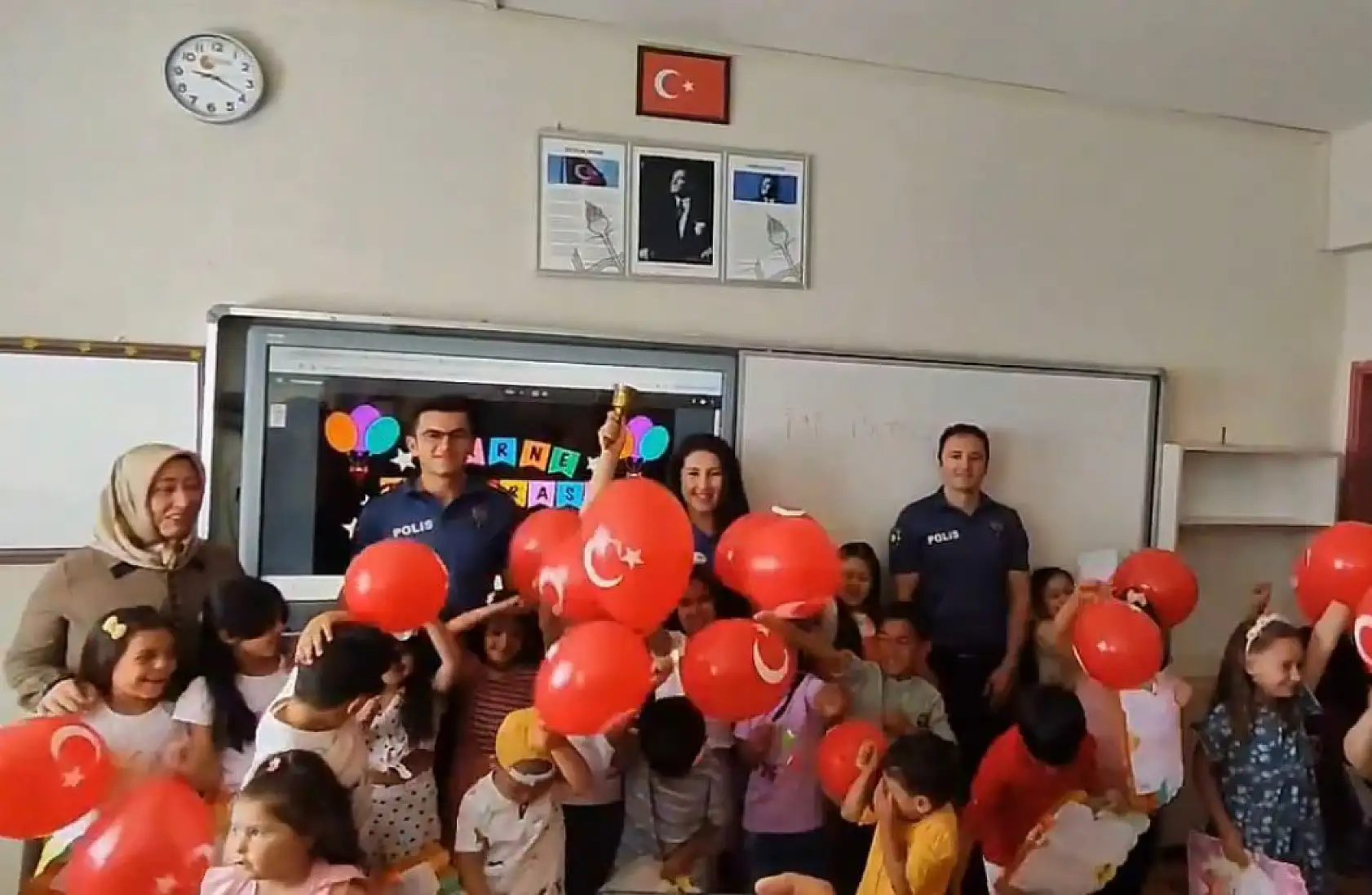 Ağrı Emniyeti karne gününde öğrencileri yalnız bırakmadı