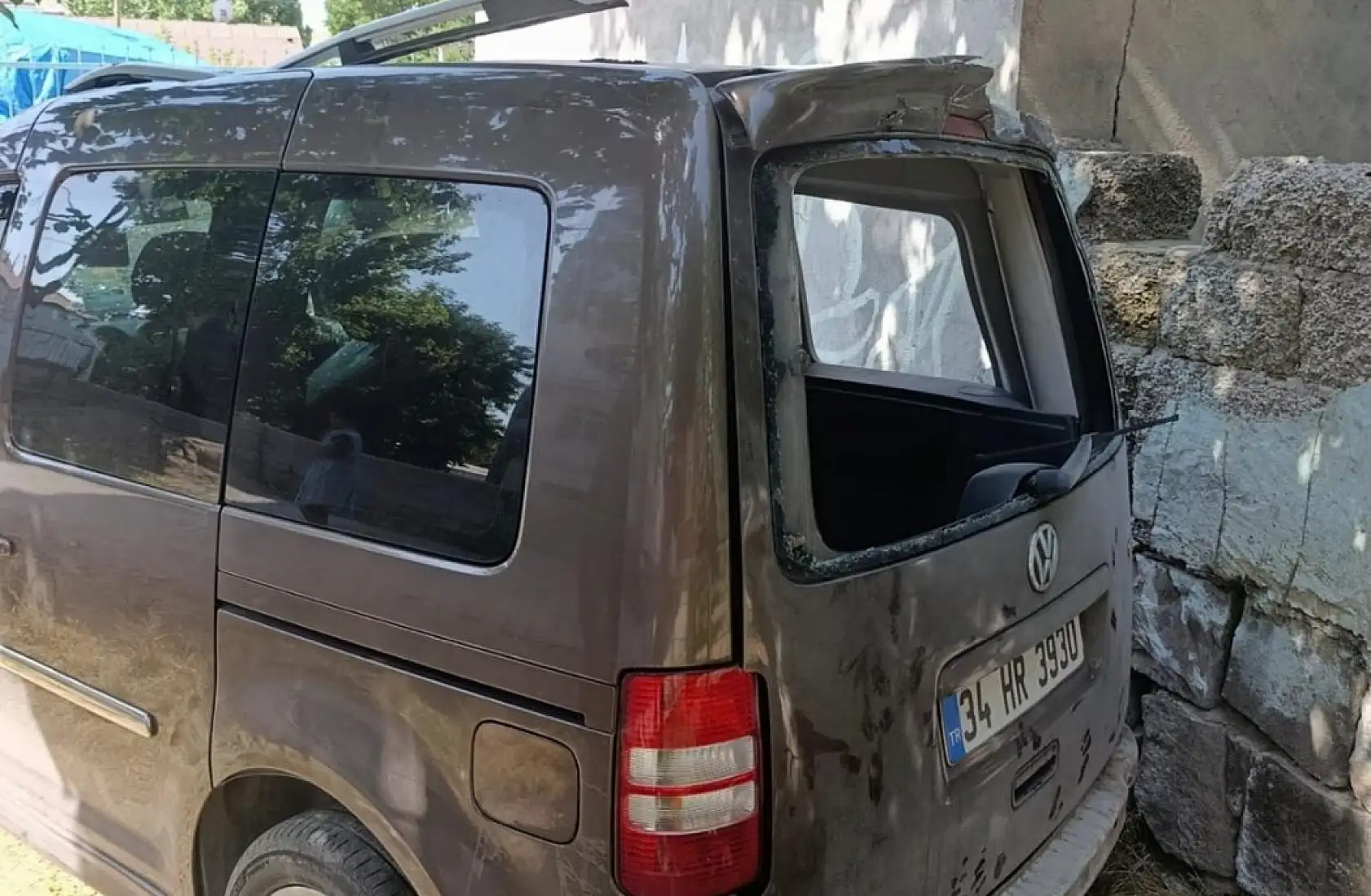 Patnos yolunda aracın altına giren lastik kazaya neden oldu: Midibüs takla attı