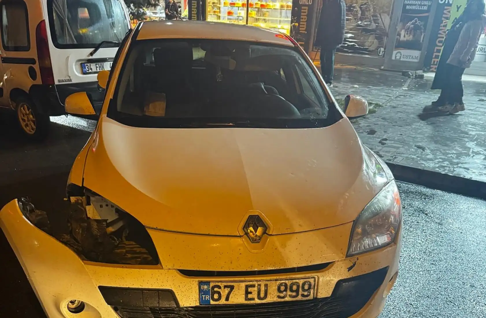 Ağrı şehir merkezinde 3 araç birbirine girdi, sürücü araçta sıkıştı