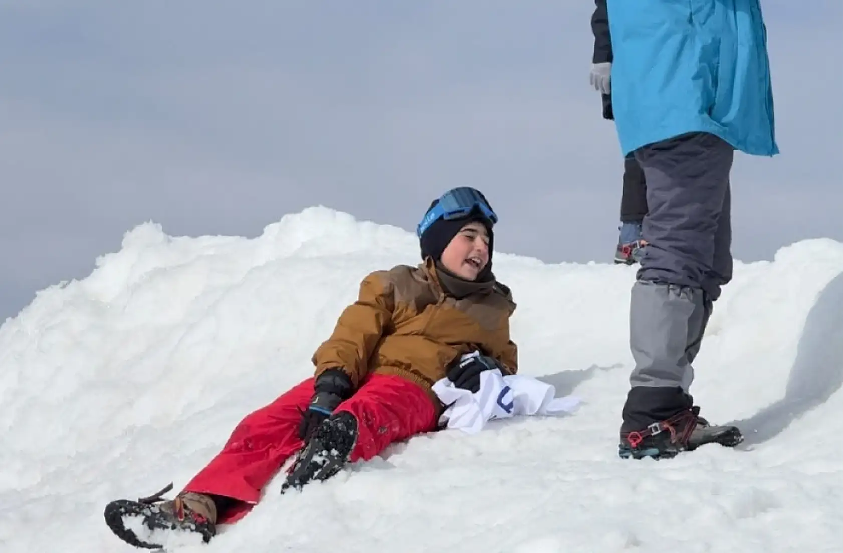 9 yaşındaki Ermeni çocuk dağcı zirveye böyle çıktı! Zirveye ramak kala yere yığıldı