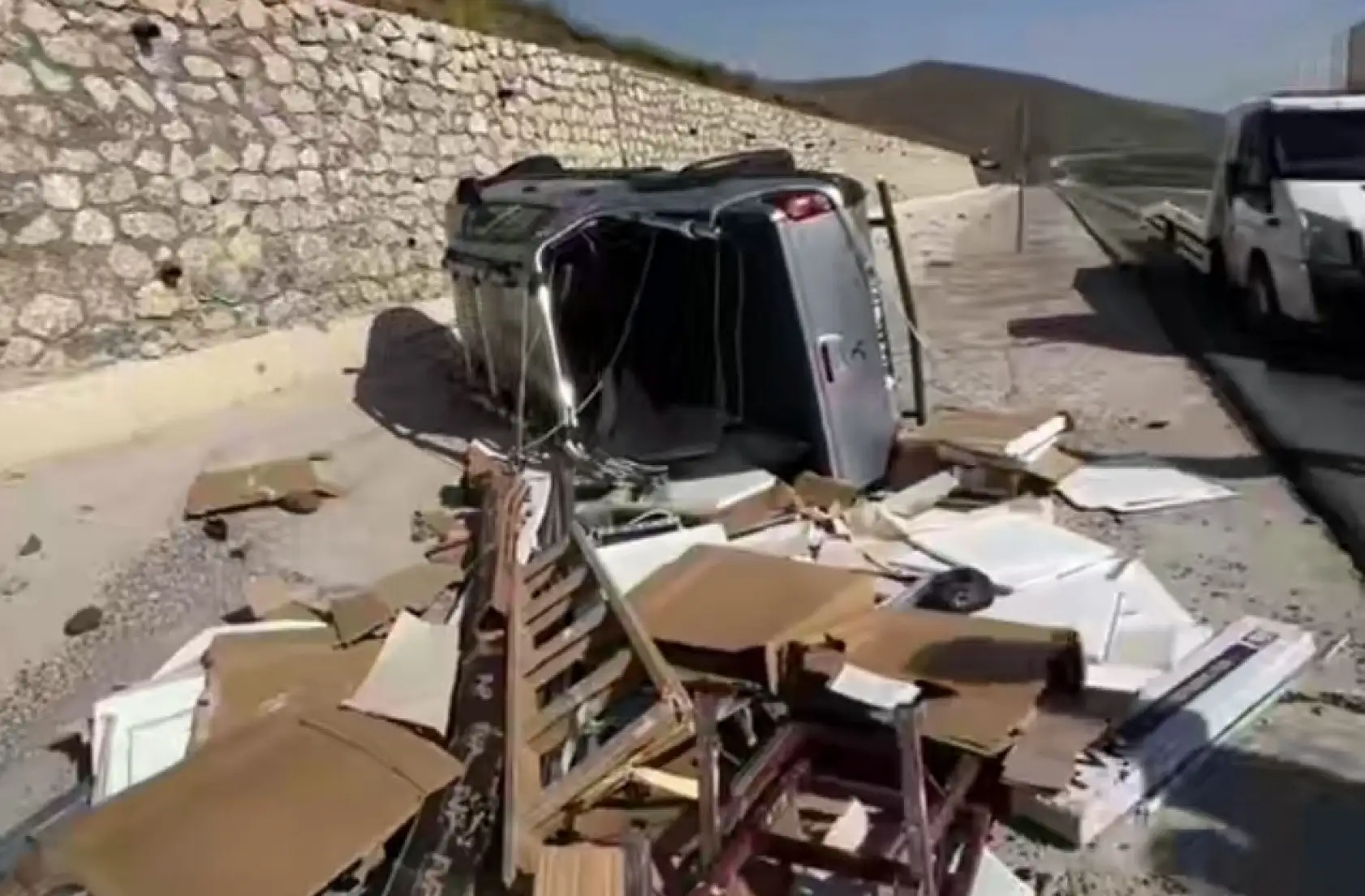 Tendürek Geçidi'nde korkutan kaza: Araç yan yattı