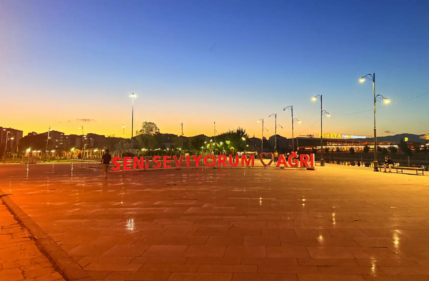 Ağrı'da akşam renkleri şehre ayrı bir hava kattı