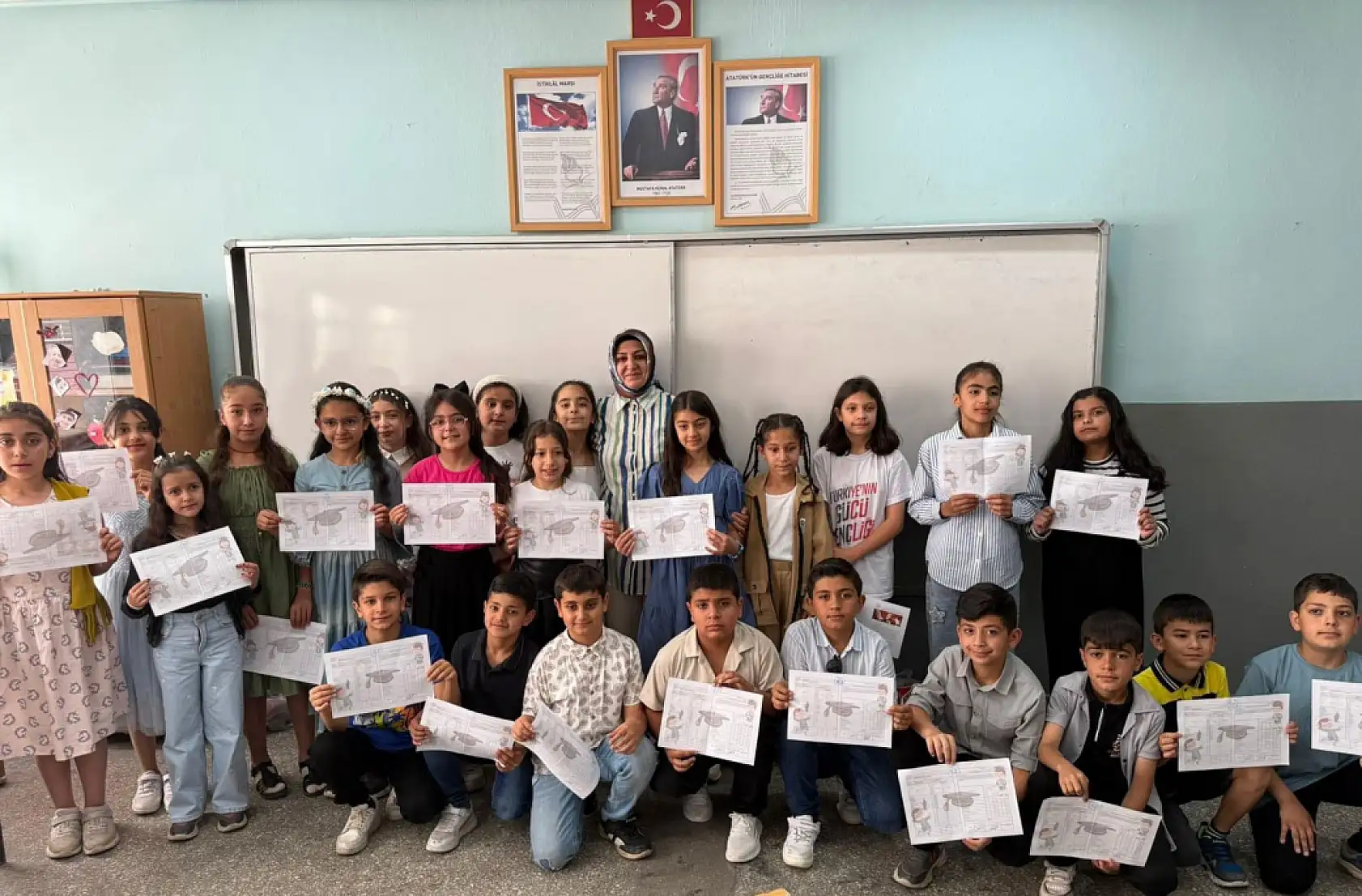 Ağrı'da küçük mezunlar öğretmenlerine sarılarak veda etti