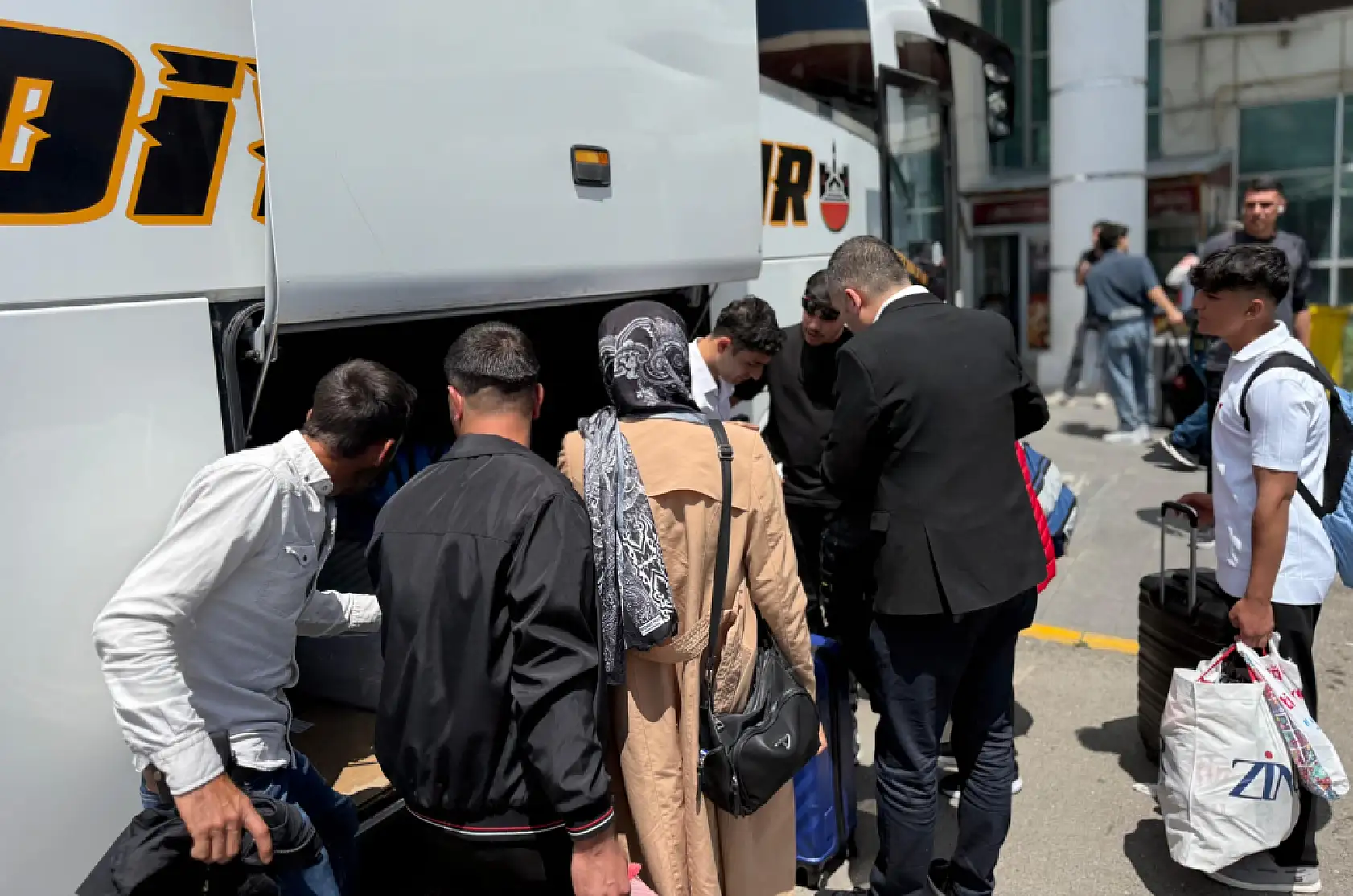 Ağrı otogarında bayram yoğunluğu: Şeker ve güler yüz eksik olmadı