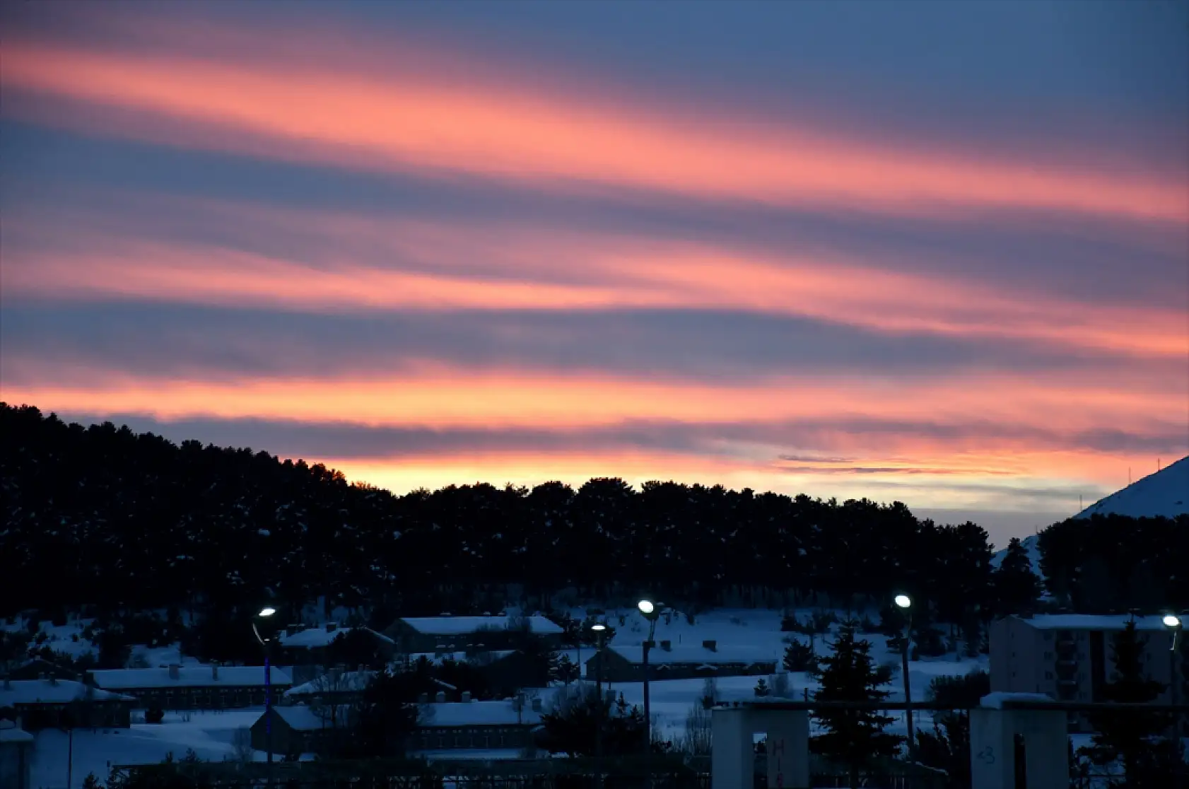 Sarıkamış'ta karlar üstünde gün batımı tabloya dönüştü