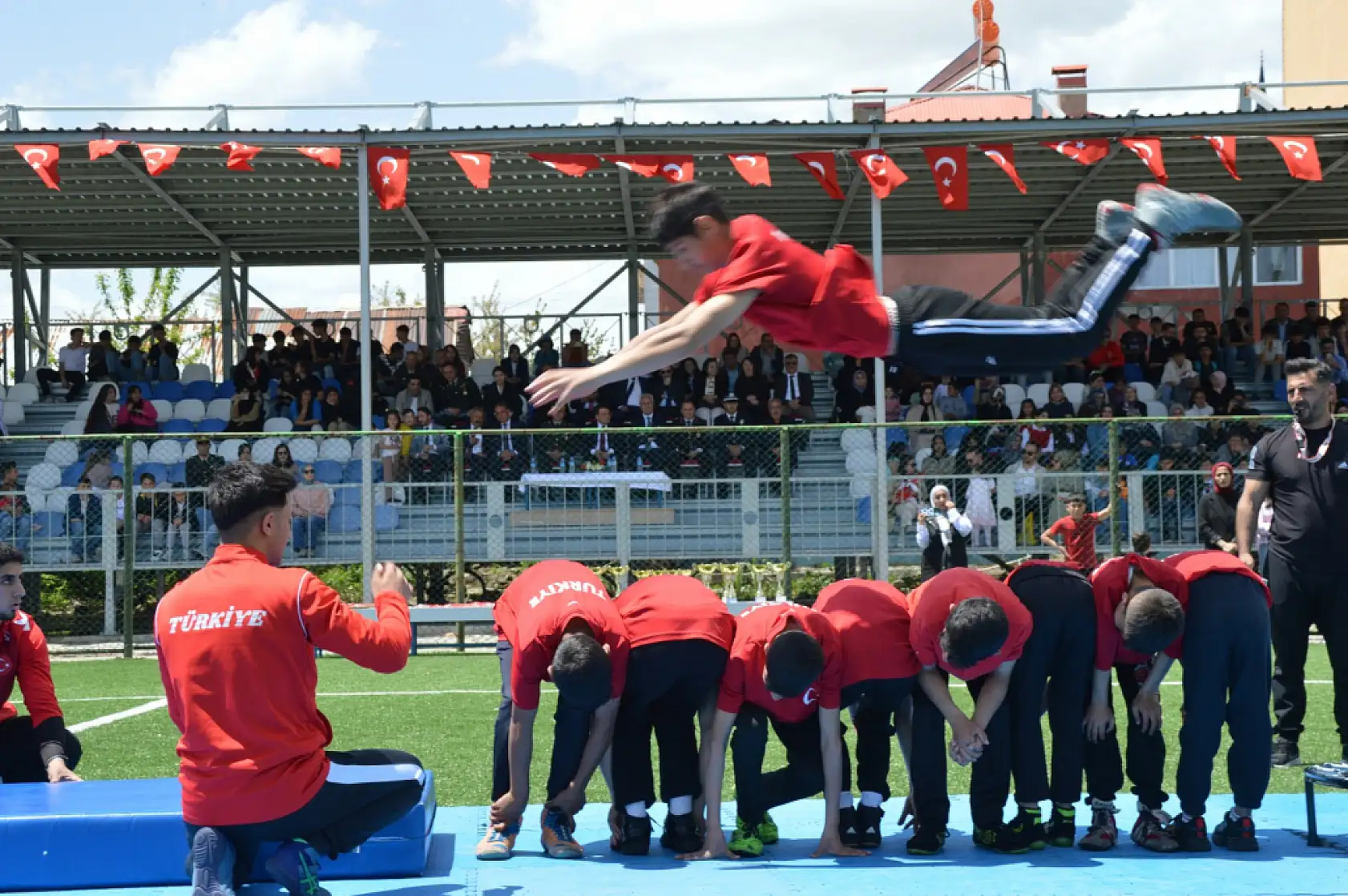 Eleşkirt'te genç sporcular okçuluk performanslarıyla dikkatleri üzerine çekti