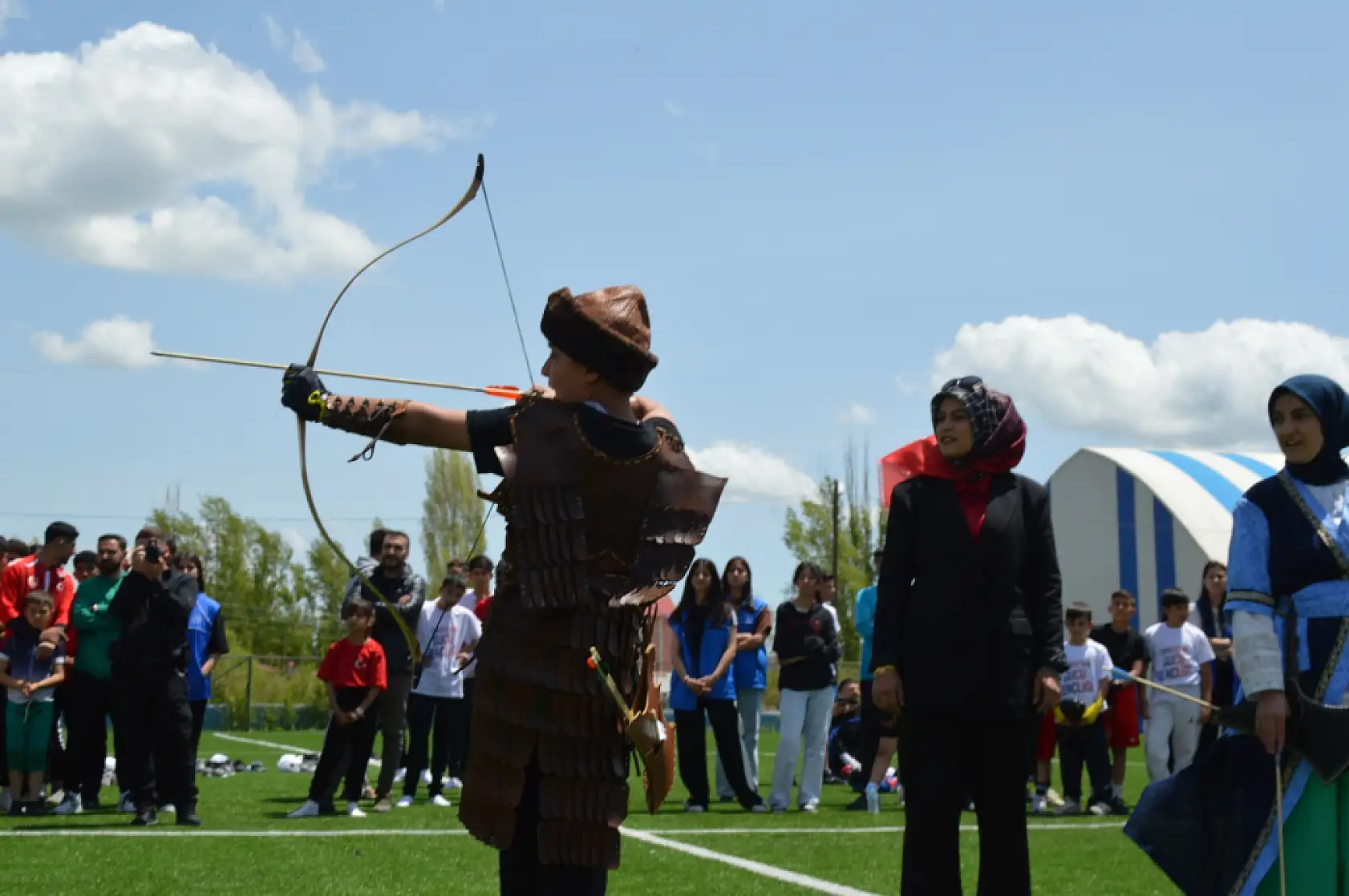 Eleşkirt'te genç sporcular okçuluk performanslarıyla dikkatleri üzerine çekti