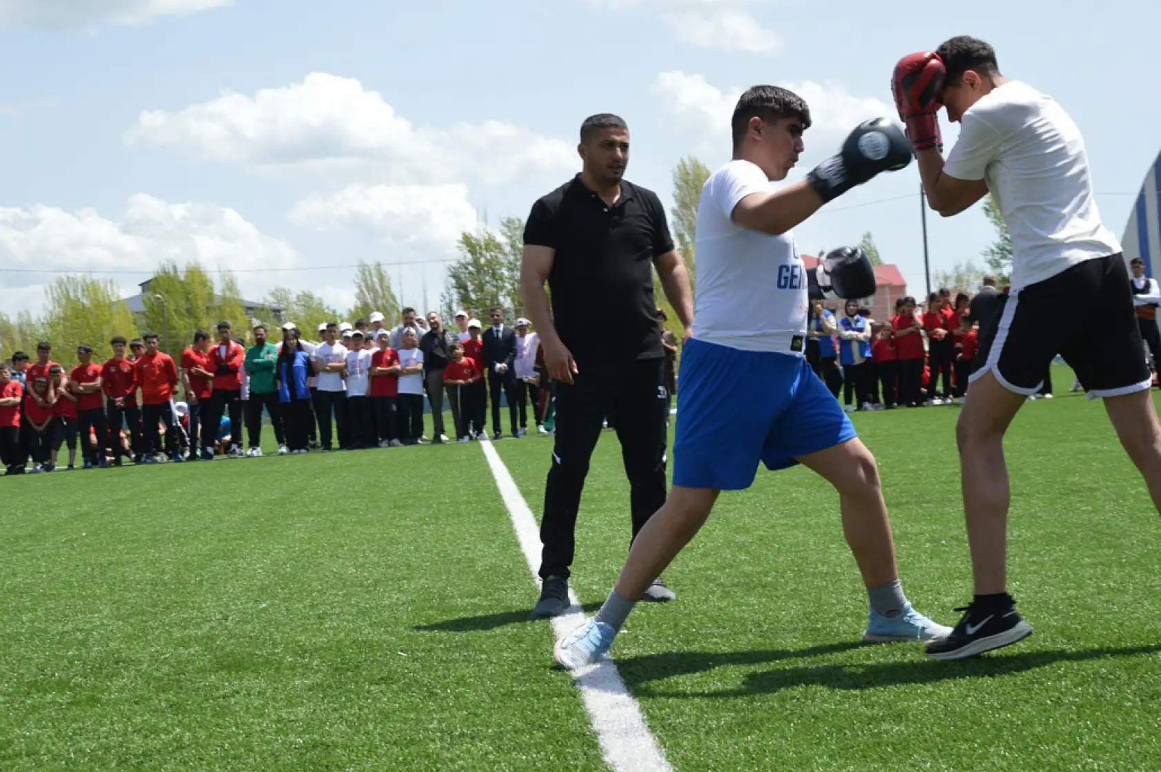 Eleşkirt'te genç sporcular okçuluk performanslarıyla dikkatleri üzerine çekti