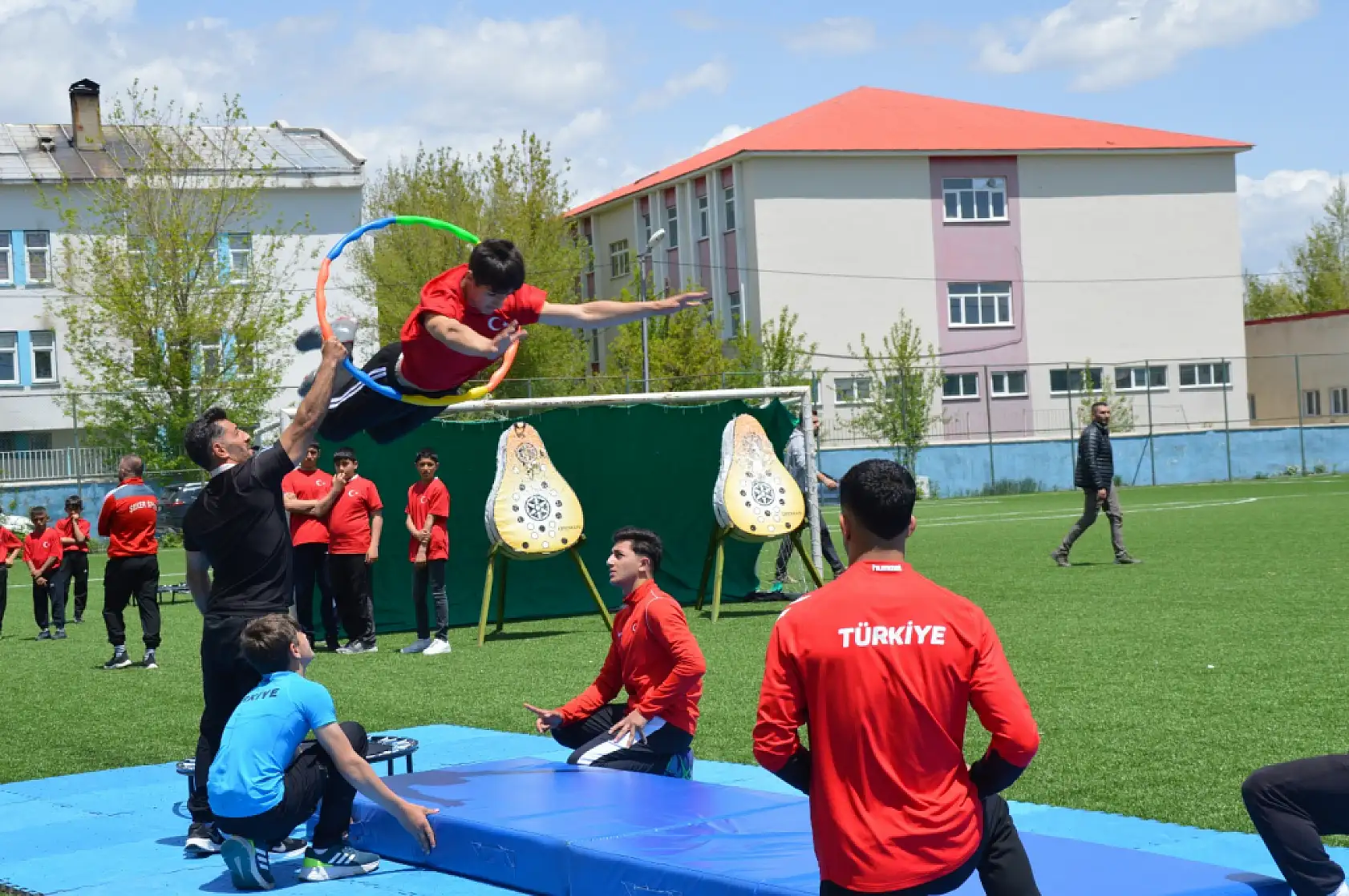Eleşkirt'te genç sporcular okçuluk performanslarıyla dikkatleri üzerine çekti