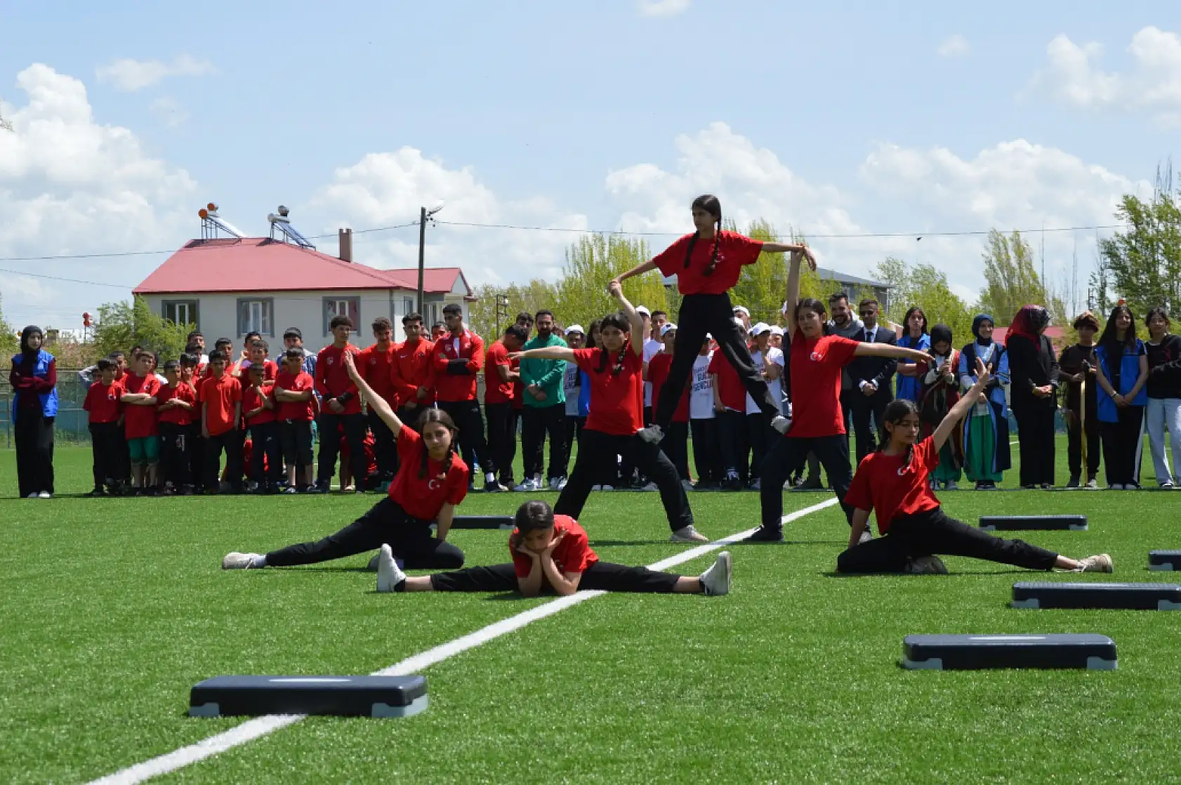 Eleşkirt'te genç sporcular okçuluk performanslarıyla dikkatleri üzerine çekti