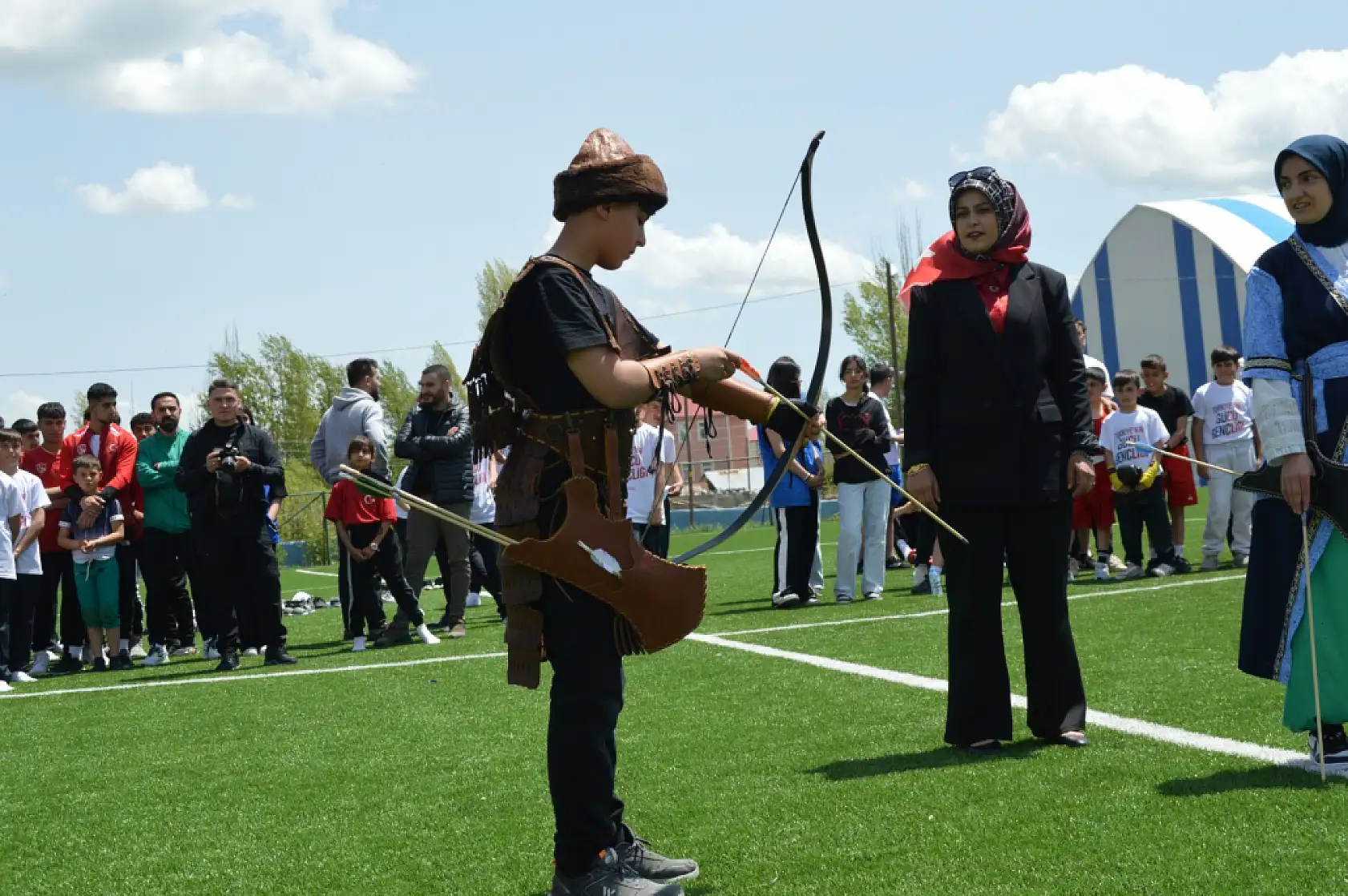 Eleşkirt'te genç sporcular okçuluk performanslarıyla dikkatleri üzerine çekti