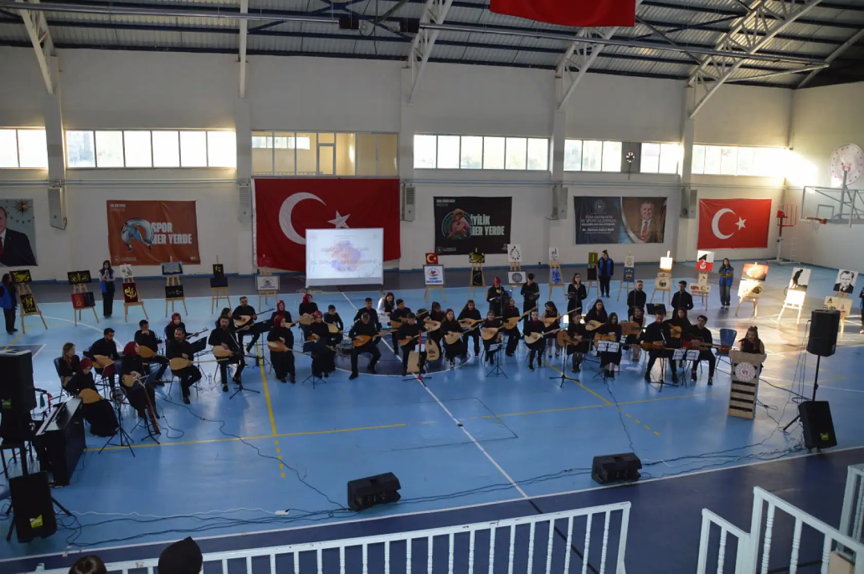 Eleşkirtli gençler sahnede ve sergide yeteneklerini sergiledi