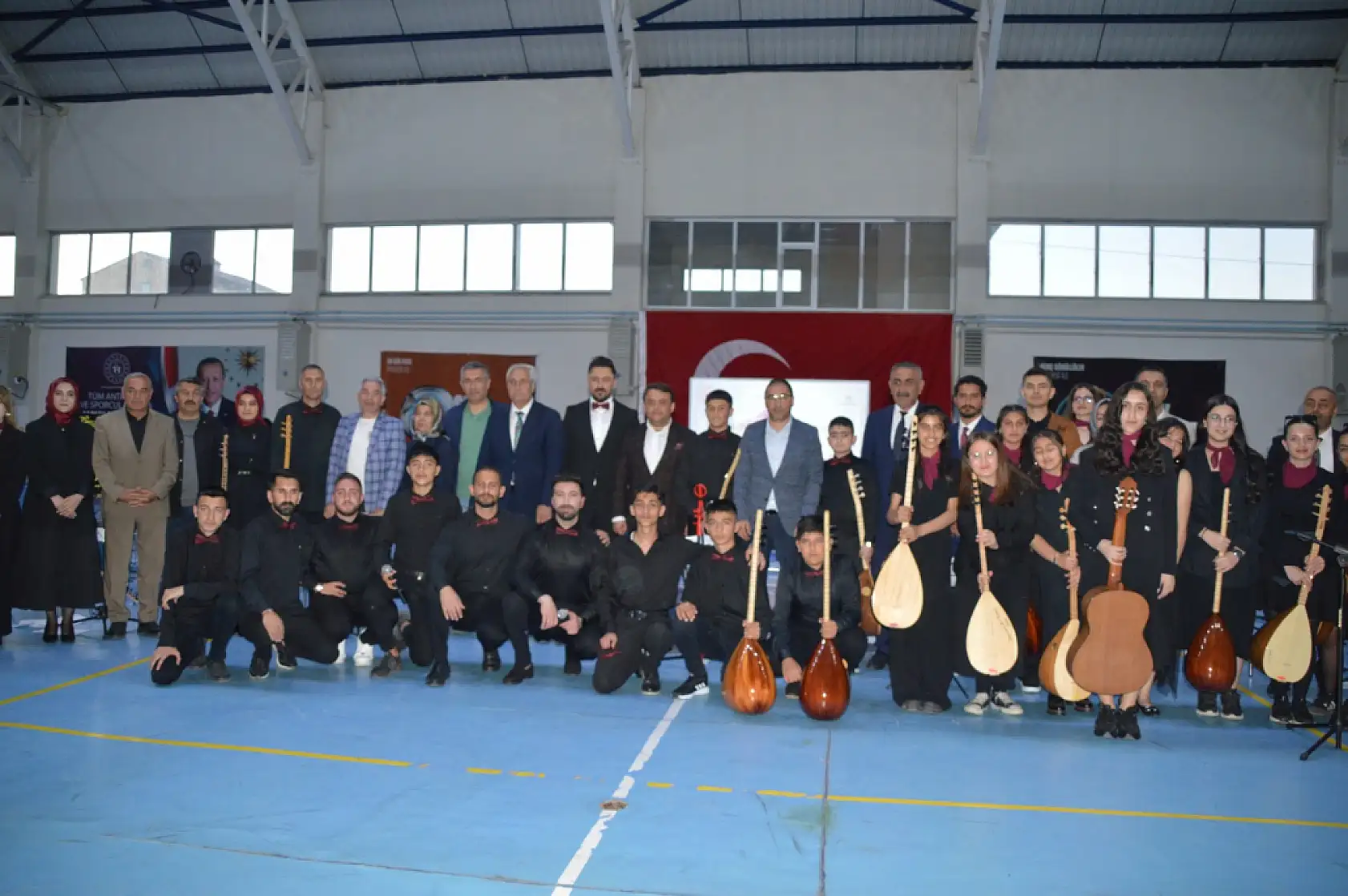 Eleşkirtli gençler sahnede ve sergide yeteneklerini sergiledi