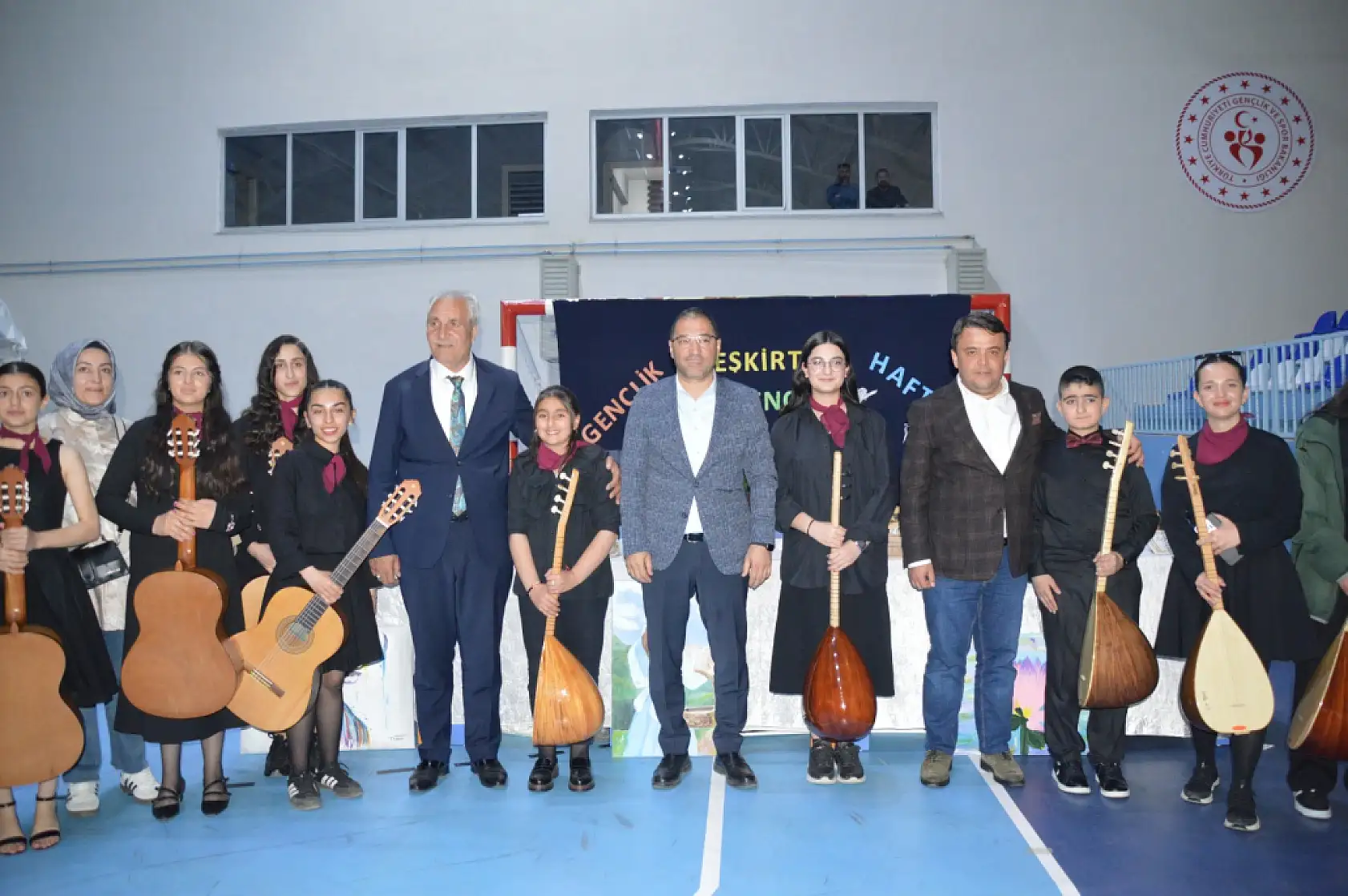 Eleşkirtli gençler sahnede ve sergide yeteneklerini sergiledi