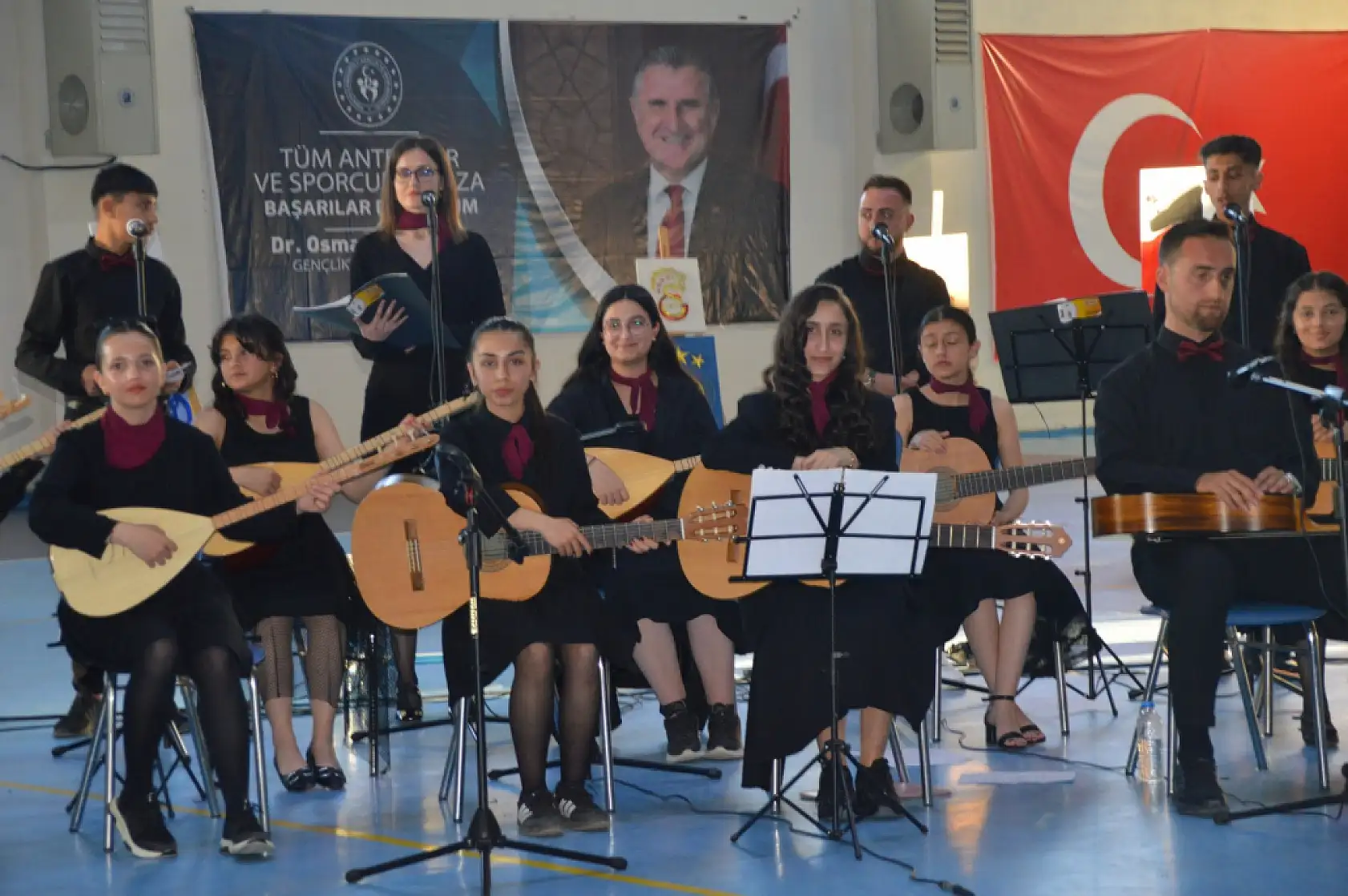 Eleşkirtli gençler sahnede ve sergide yeteneklerini sergiledi