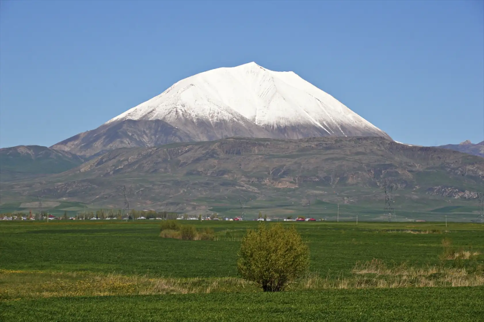 Kösedağ'ın zirvesinde kar sürprizi
