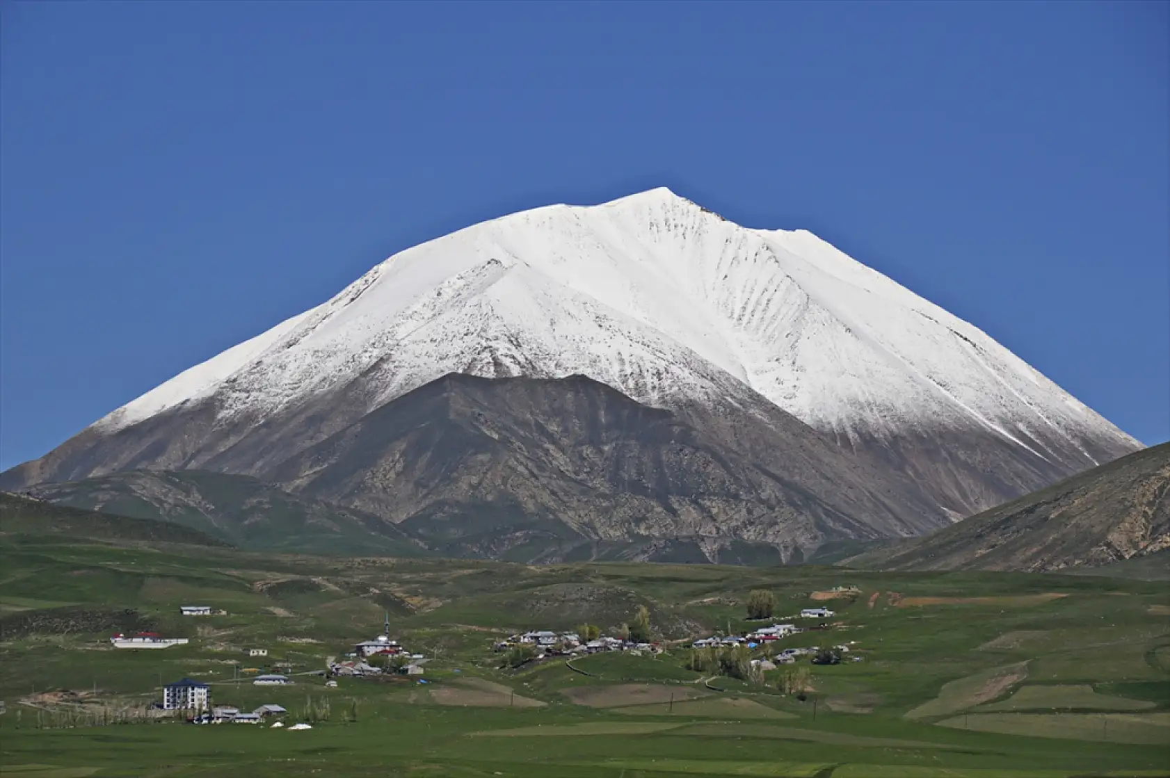 Kösedağ'ın zirvesinde kar sürprizi