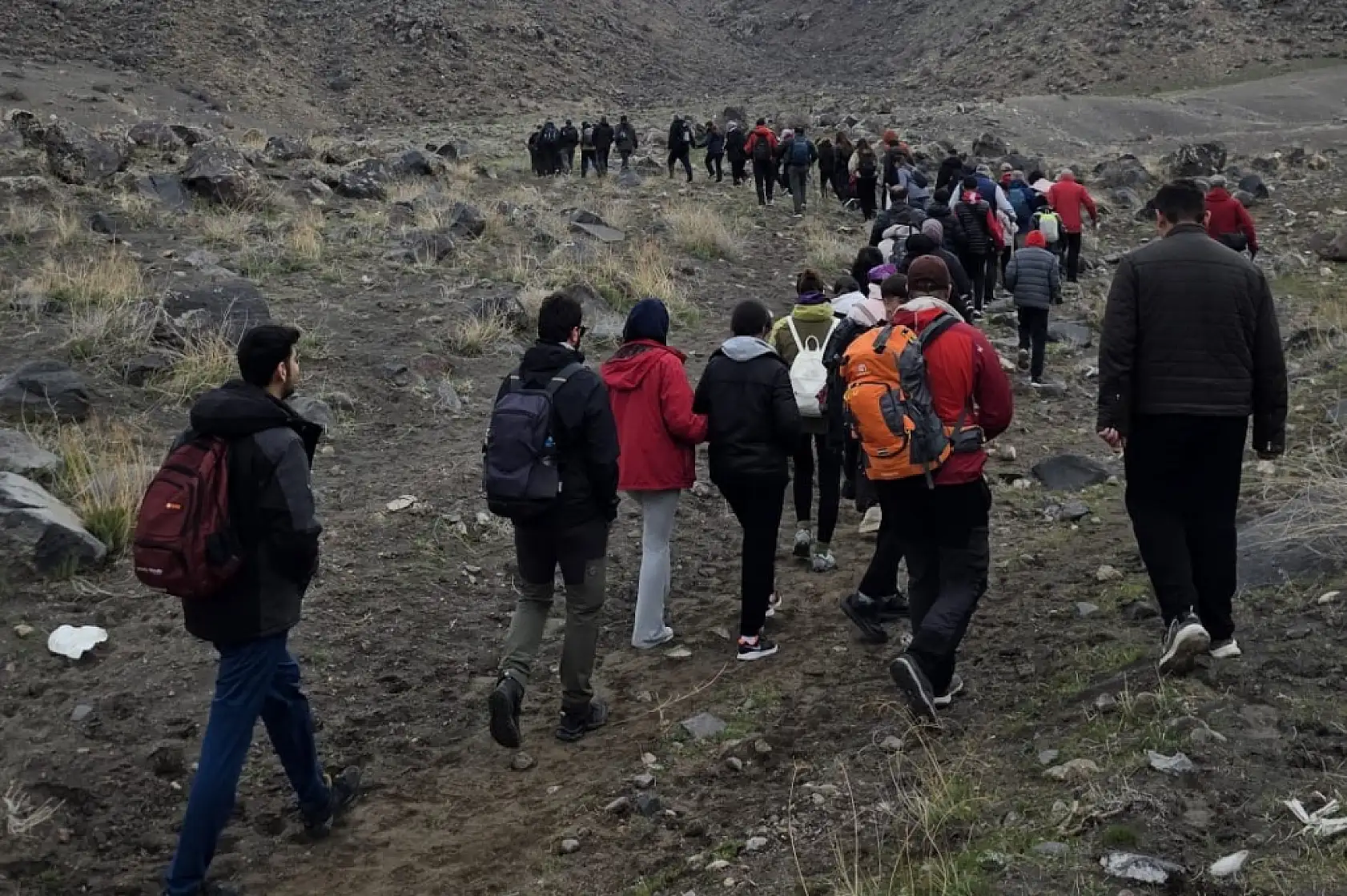 Ağrı Dağı eteklerinde hem gezdiler hem çiriş otu topladılar