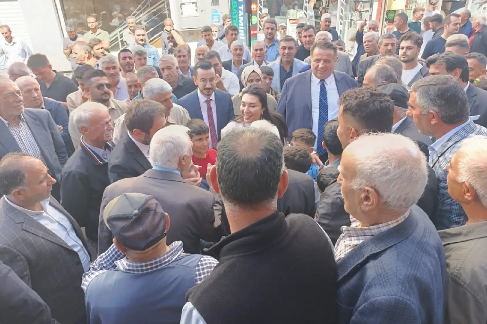 Ağrı'da Bakan Yerlikaya'ya çocuklardan sevgi seli