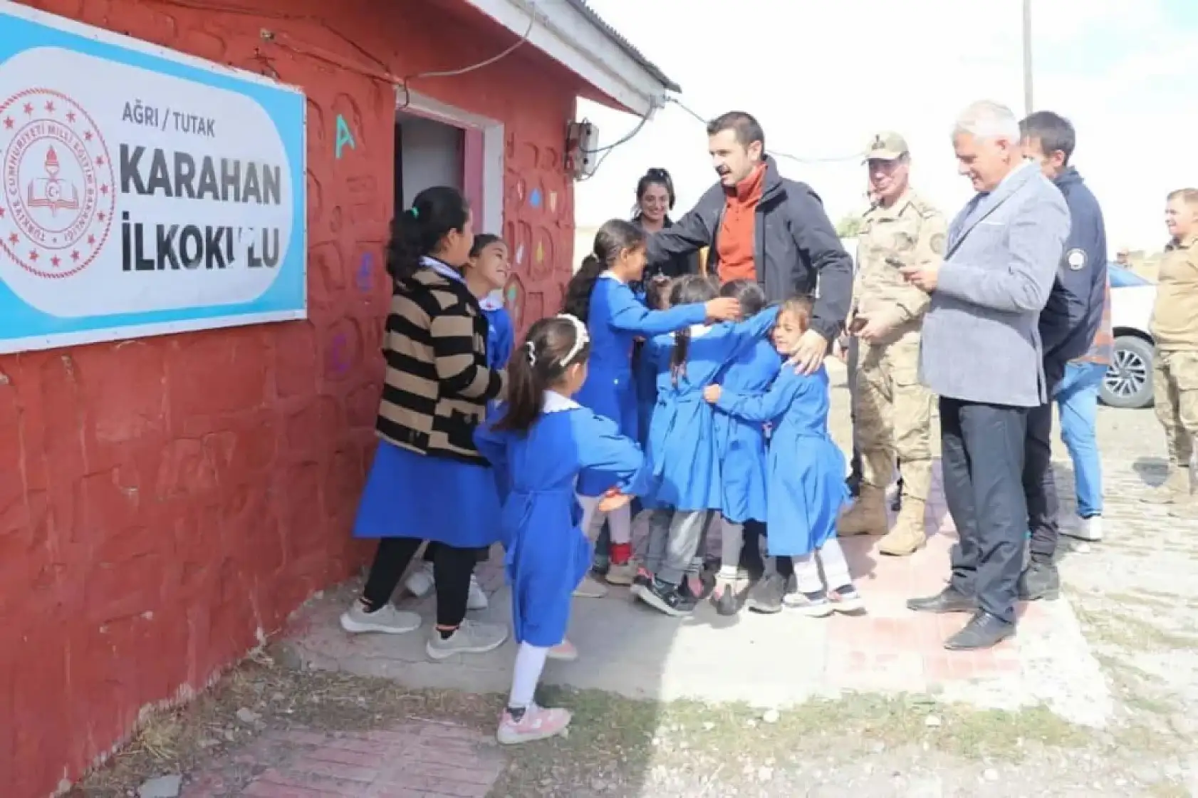 Tutak Kaymakamı Coşkun'dan köy okullarına sıcak ziyaret