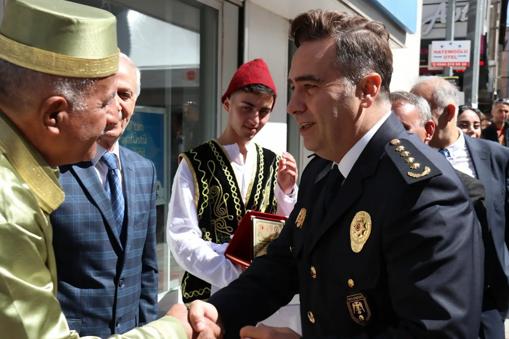 Müdür Önder, Cumhuriyet Caddesi'nde vatandaşlarla sohbet etti