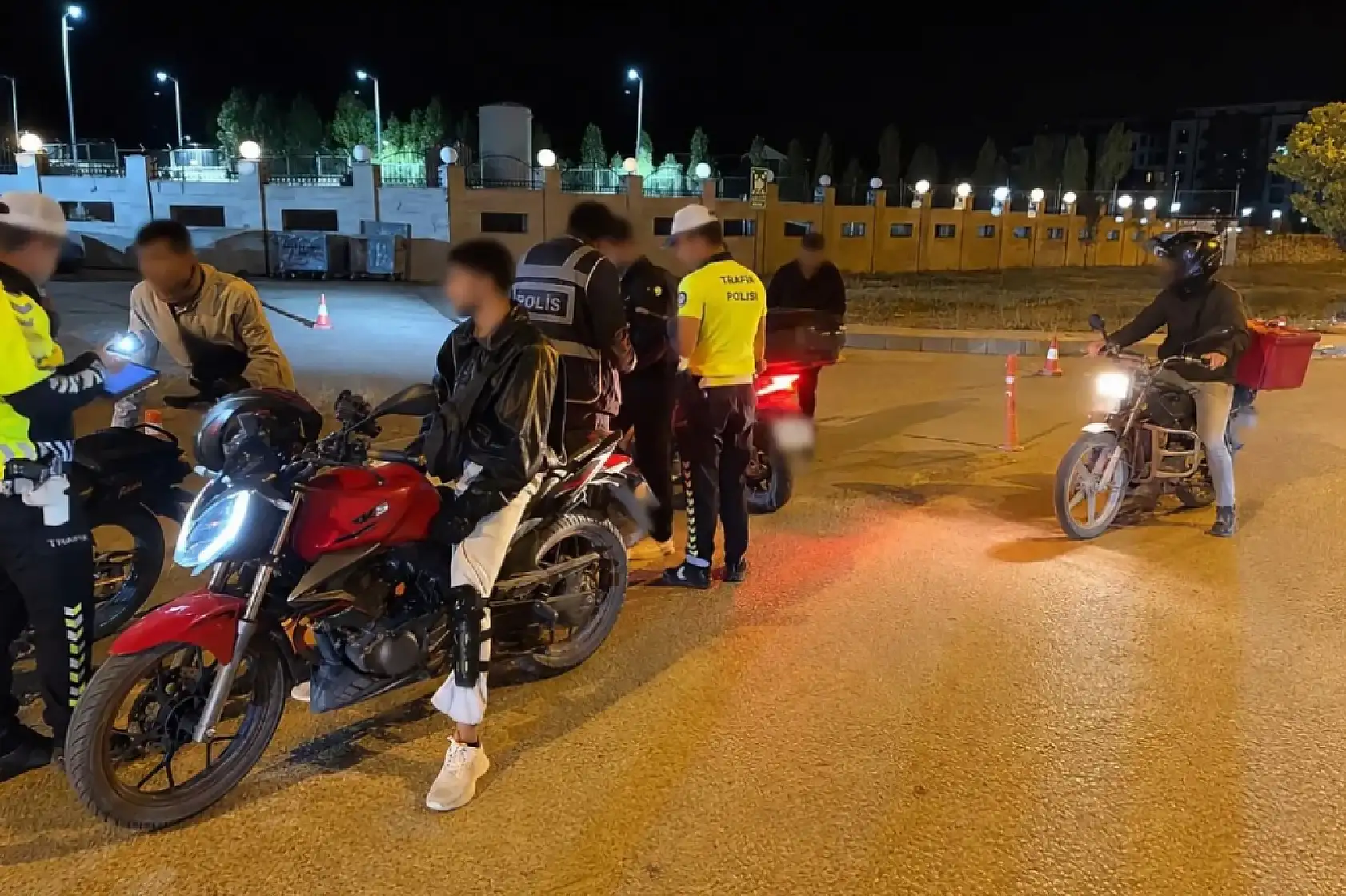 Doğubayazıt'ta motosiklet denetimlerinde 329 aranan kişi yakalandı