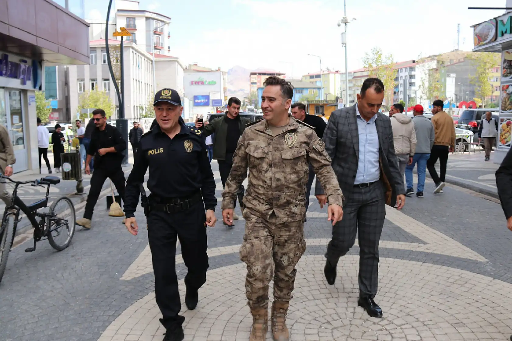 Müdür Önder, Doğubayazıt'ta esnafla samimi sohbetler gerçekleştirdi