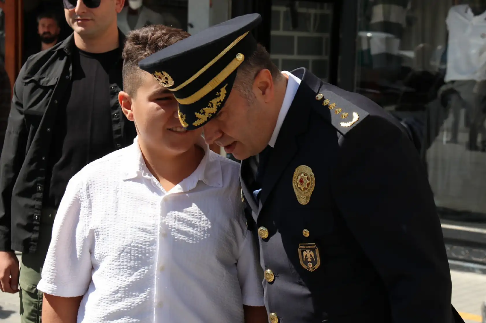 Müdür Önder, Cumhuriyet Caddesi'nde vatandaşlarla sohbet etti