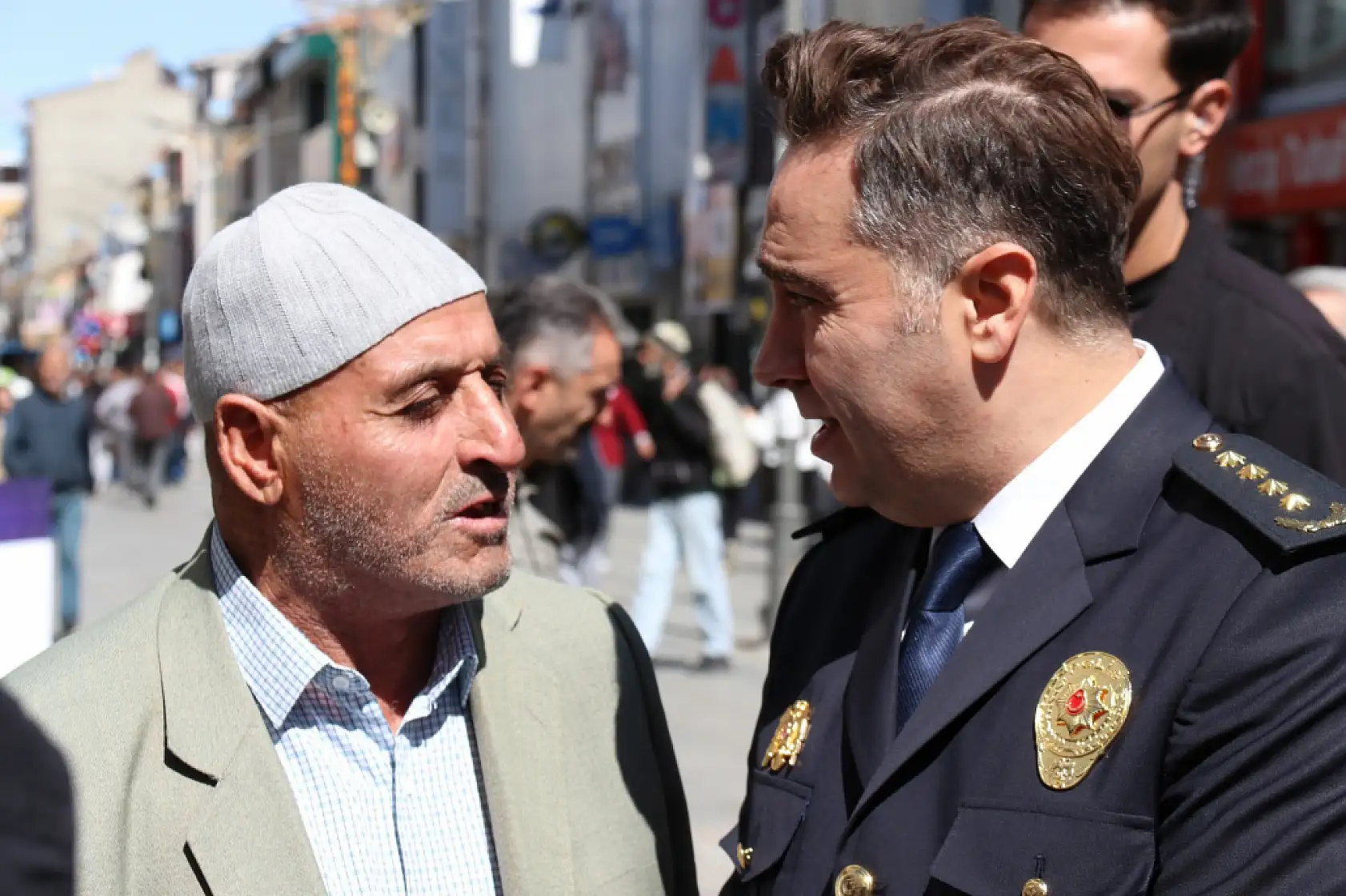 Müdür Önder, Cumhuriyet Caddesi'nde vatandaşlarla sohbet etti