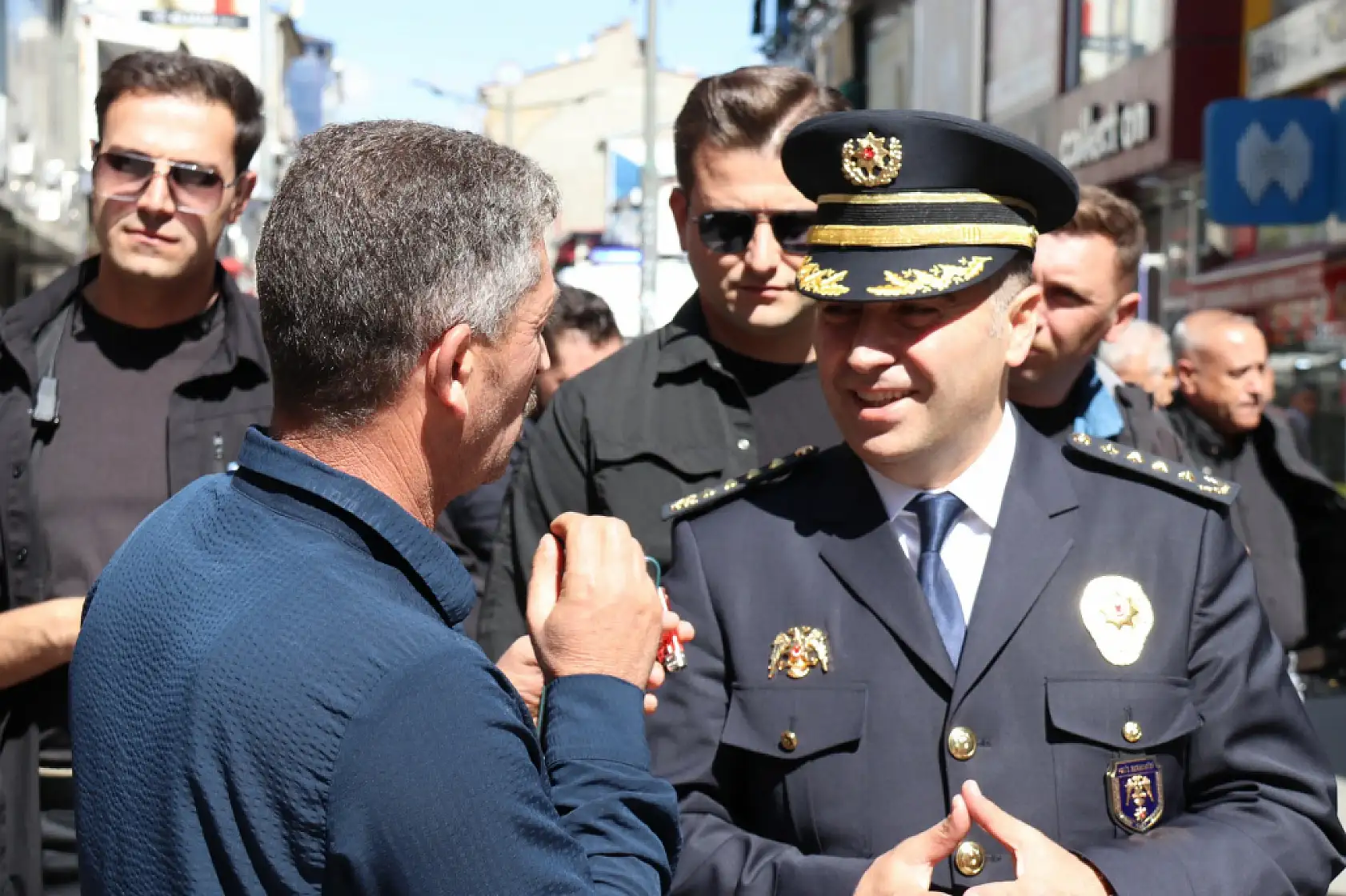 Müdür Önder, Cumhuriyet Caddesi'nde vatandaşlarla sohbet etti