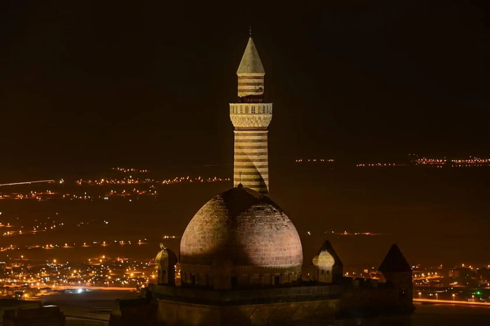 İshakpaşa Sarayı gece manzarasıyla hayran bıraktı