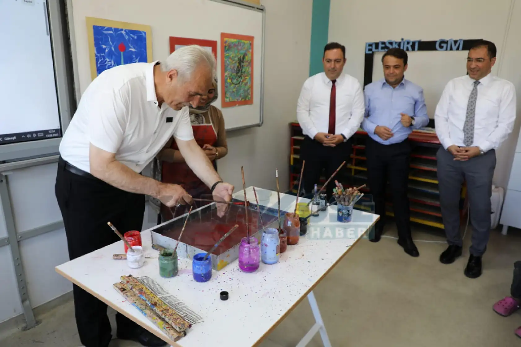 Eleşkirt'te gençler yaz tatilini sanat ve sporla değerlendiriyor