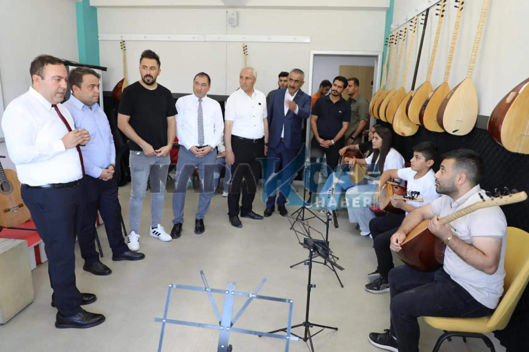 Eleşkirt'te gençler yaz tatilini sanat ve sporla değerlendiriyor