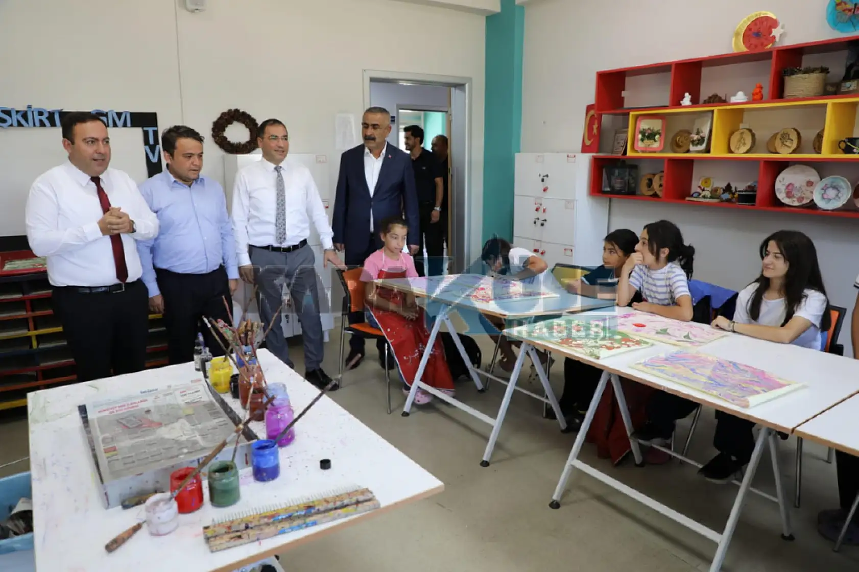 Eleşkirt'te gençler yaz tatilini sanat ve sporla değerlendiriyor