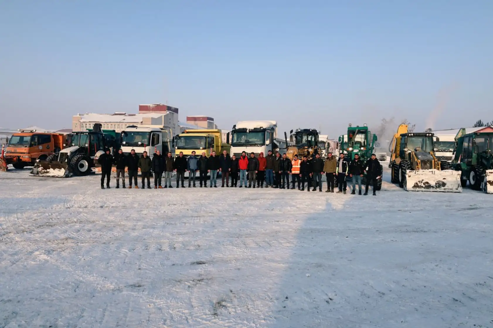 Ağrı'da valilik koordinesinde karlı okul yolları açılıyor